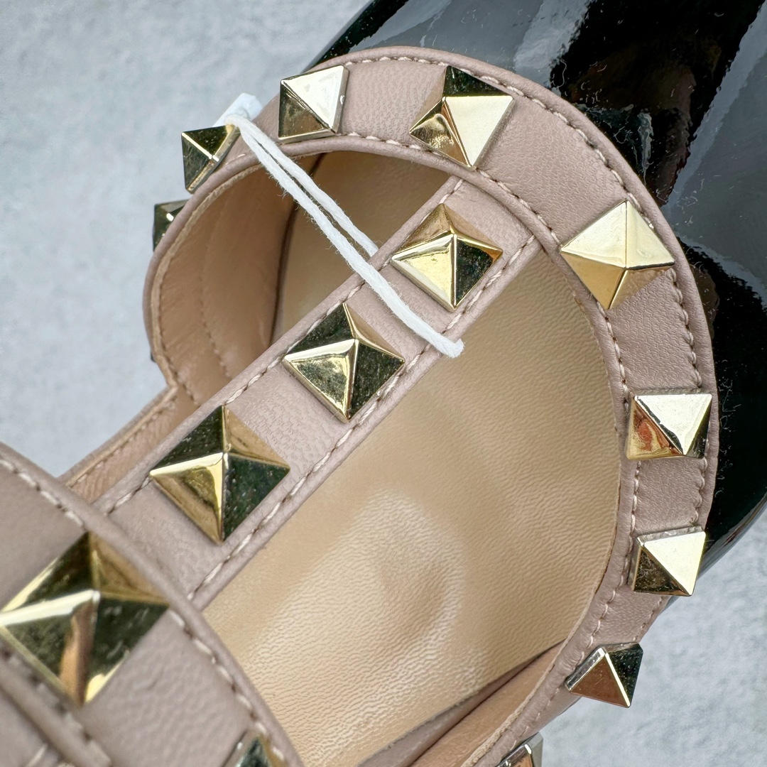 图片[14]-依旧当家花旦，意大利高奢时装品牌·华伦天奴/Valentino Garavani Rockstud Pumps For Women Shoes 系列三环绕式踝带铆钉漆皮系带女士高跟鞋 亮皮金铆钉 WS0375VNWP45 VALENTINO GARAVANI ROCKSTUD 漆皮系带铆钉高跟鞋 – 金属工艺效果处理铆钉 – 对比效果粉扑色软羊革绲边和系带 – 可调节搭扣开合 – 鞋跟高：6.5 厘米 尺码：35-39-选品中心