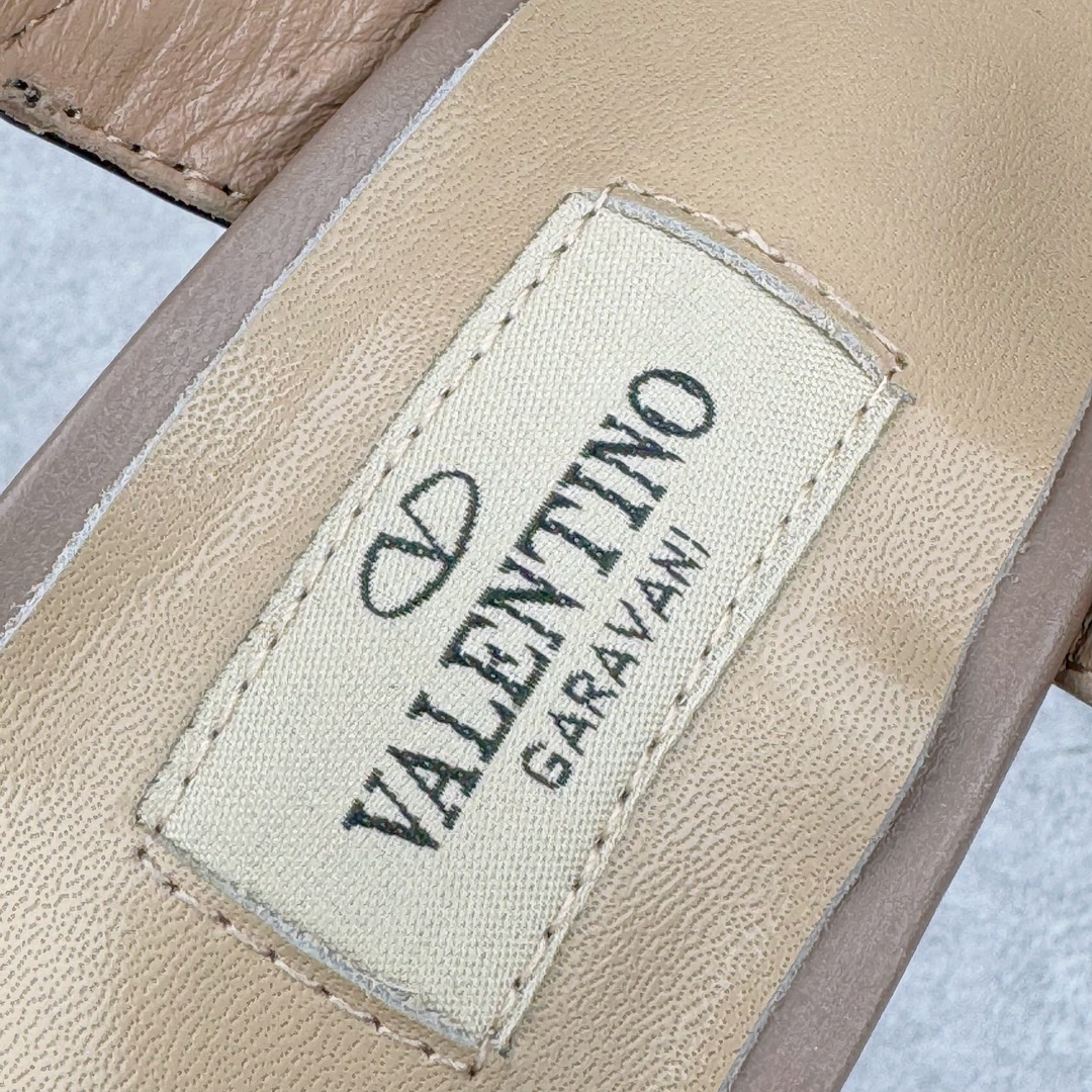 图片[17]-依旧当家花旦，意大利高奢时装品牌·华伦天奴/Valentino Garavani Rockstud Pumps For Women Shoes 系列三环绕式踝带铆钉漆皮系带女士高跟鞋 亮皮金铆钉 WS0375VNWP45 VALENTINO GARAVANI ROCKSTUD 漆皮系带铆钉高跟鞋 – 金属工艺效果处理铆钉 – 对比效果粉扑色软羊革绲边和系带 – 可调节搭扣开合 – 鞋跟高：6.5 厘米 尺码：35-39-选品中心