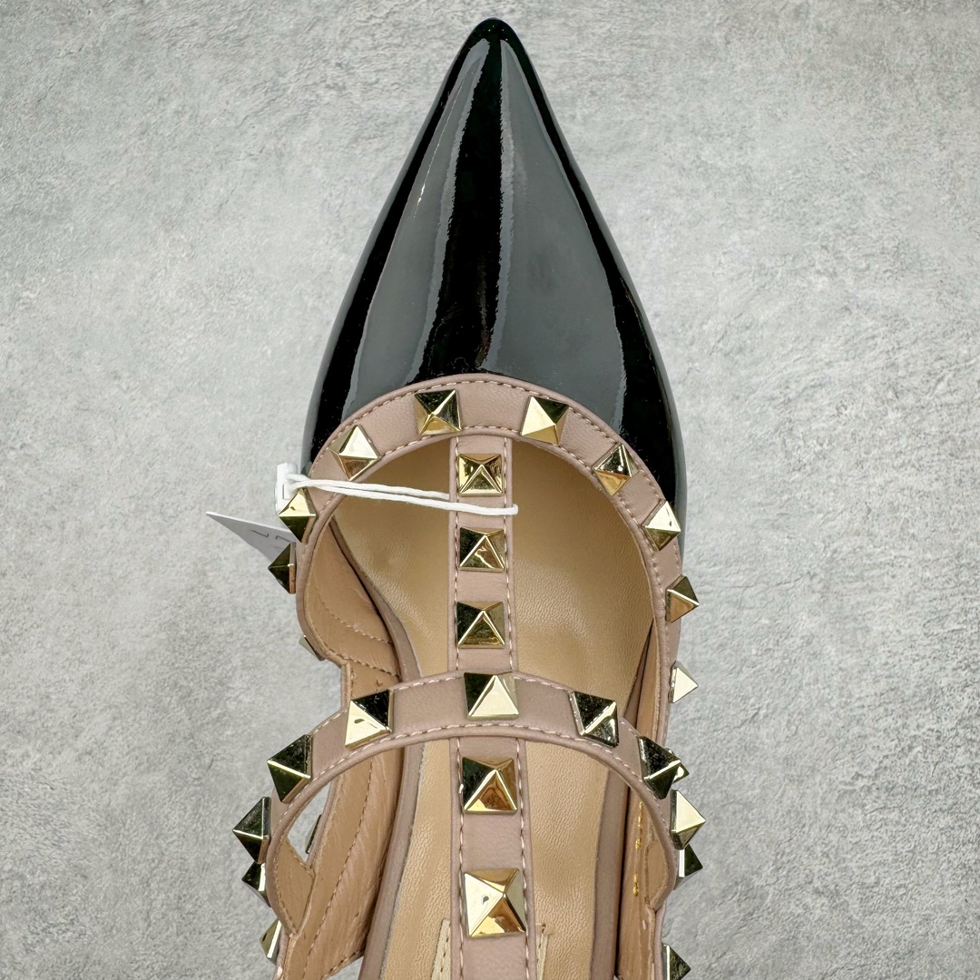 图片[4]-依旧当家花旦，意大利高奢时装品牌·华伦天奴/Valentino Garavani Rockstud Pumps For Women Shoes 系列三环绕式踝带铆钉漆皮系带女士高跟鞋 亮皮金铆钉 WS0375VNWP45 VALENTINO GARAVANI ROCKSTUD 漆皮系带铆钉高跟鞋 – 金属工艺效果处理铆钉 – 对比效果粉扑色软羊革绲边和系带 – 可调节搭扣开合 – 鞋跟高：6.5 厘米 尺码：35-39-选品中心