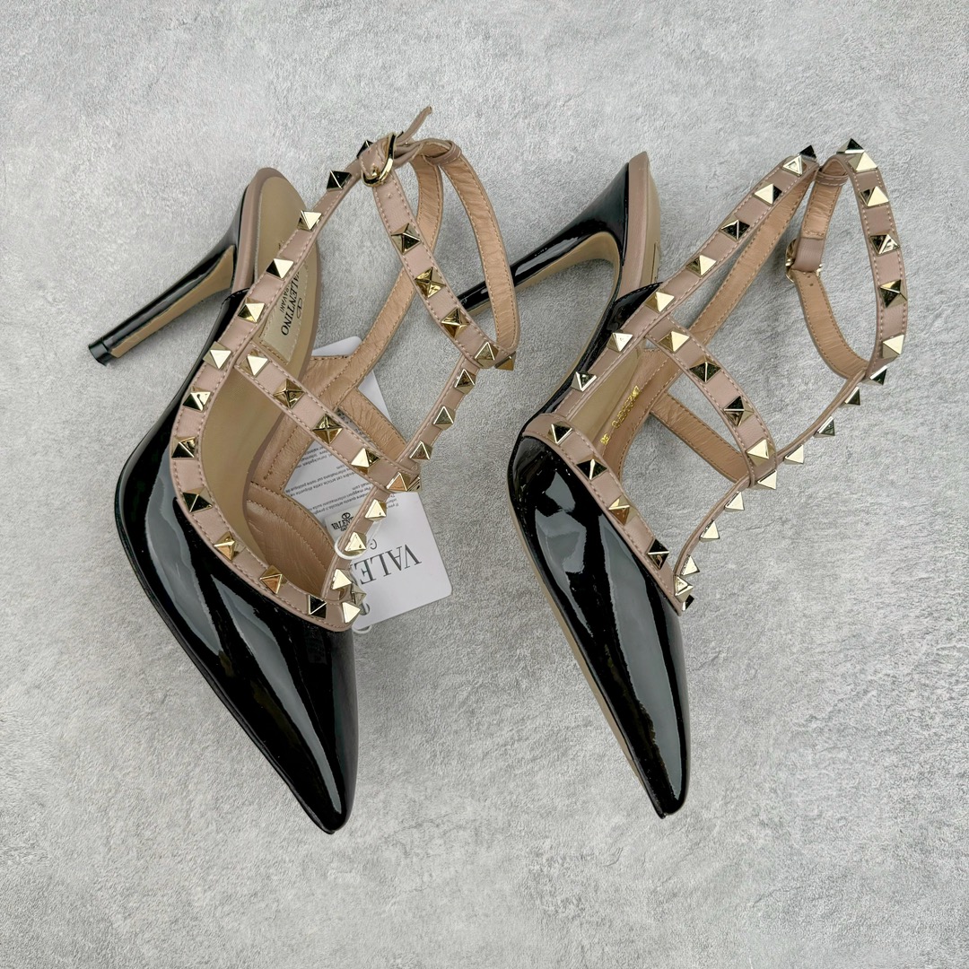 图片[3]-依旧当家花旦，意大利高奢时装品牌·华伦天奴/Valentino Garavani Rockstud Pumps For Women Shoes 系列三环绕式踝带铆钉漆皮系带女士高跟鞋 亮皮金铆钉 WS0375VNWP45 VALENTINO GARAVANI ROCKSTUD 漆皮系带铆钉高跟鞋 – 金属工艺效果处理铆钉 – 对比效果粉扑色软羊革绲边和系带 – 可调节搭扣开合 – 鞋跟高：6.5 厘米 尺码：35-39-选品中心