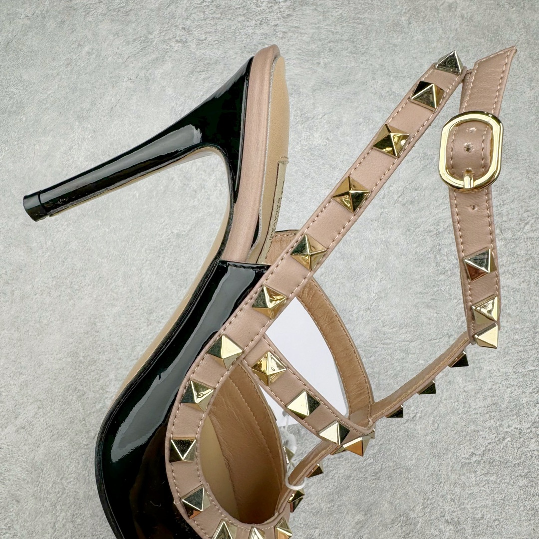 图片[13]-依旧当家花旦，意大利高奢时装品牌·华伦天奴/Valentino Garavani Rockstud Pumps For Women Shoes 系列三环绕式踝带铆钉漆皮系带女士高跟鞋 亮皮金铆钉 WS0375VNWP45 VALENTINO GARAVANI ROCKSTUD 漆皮系带铆钉高跟鞋 – 金属工艺效果处理铆钉 – 对比效果粉扑色软羊革绲边和系带 – 可调节搭扣开合 – 鞋跟高：6.5 厘米 尺码：35-39-选品中心
