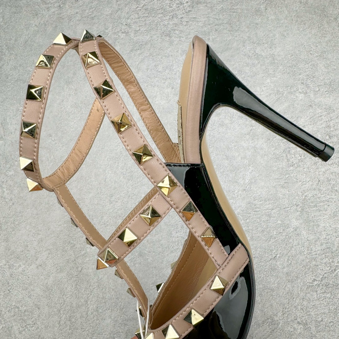 图片[11]-依旧当家花旦，意大利高奢时装品牌·华伦天奴/Valentino Garavani Rockstud Pumps For Women Shoes 系列三环绕式踝带铆钉漆皮系带女士高跟鞋 亮皮金铆钉 WS0375VNWP45 VALENTINO GARAVANI ROCKSTUD 漆皮系带铆钉高跟鞋 – 金属工艺效果处理铆钉 – 对比效果粉扑色软羊革绲边和系带 – 可调节搭扣开合 – 鞋跟高：6.5 厘米 尺码：35-39-选品中心