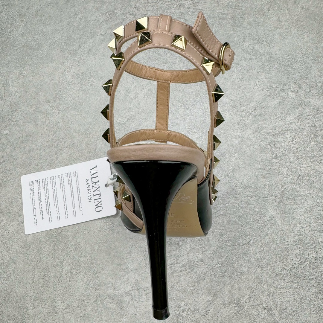 图片[8]-依旧当家花旦，意大利高奢时装品牌·华伦天奴/Valentino Garavani Rockstud Pumps For Women Shoes 系列三环绕式踝带铆钉漆皮系带女士高跟鞋 亮皮金铆钉 WS0375VNWP45 VALENTINO GARAVANI ROCKSTUD 漆皮系带铆钉高跟鞋 – 金属工艺效果处理铆钉 – 对比效果粉扑色软羊革绲边和系带 – 可调节搭扣开合 – 鞋跟高：6.5 厘米 尺码：35-39-选品中心
