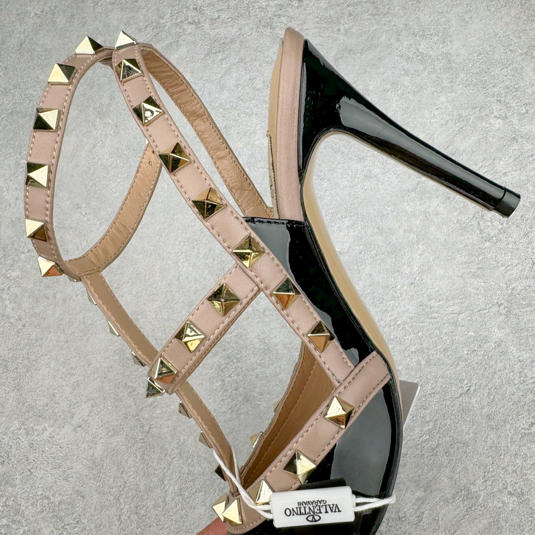 图片[7]-依旧当家花旦，意大利高奢时装品牌·华伦天奴/Valentino Garavani Rockstud Pumps For Women Shoes 系列三环绕式踝带铆钉漆皮系带女士高跟鞋 亮皮金铆钉 WS0375VNWP45 VALENTINO GARAVANI ROCKSTUD 漆皮系带铆钉高跟鞋 – 金属工艺效果处理铆钉 – 对比效果粉扑色软羊革绲边和系带 – 可调节搭扣开合 – 鞋跟高：6.5 厘米 尺码：35-39-选品中心
