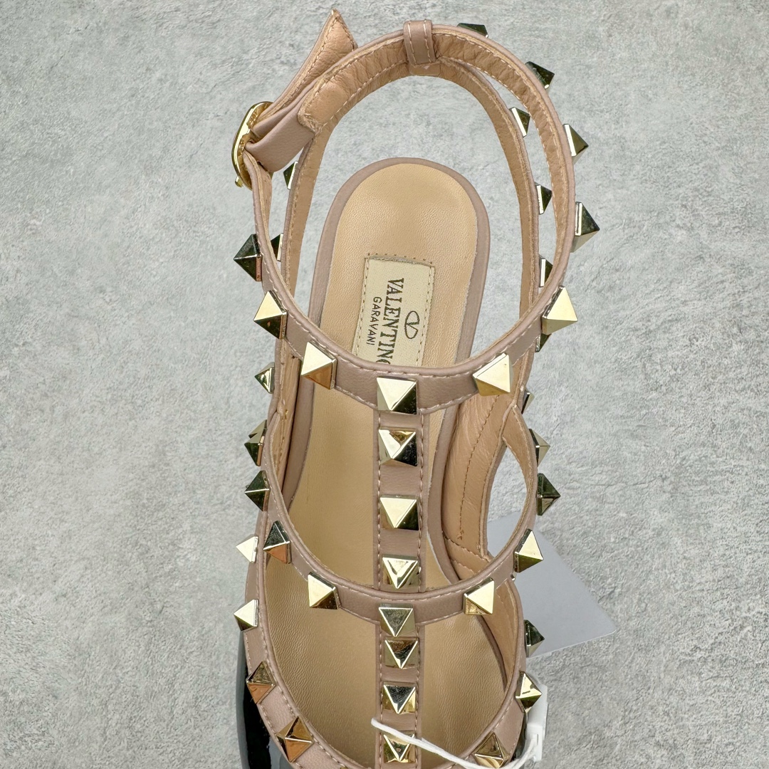 图片[10]-依旧当家花旦，意大利高奢时装品牌·华伦天奴/Valentino Garavani Rockstud Pumps For Women Shoes 系列三环绕式踝带铆钉漆皮系带女士高跟鞋 亮皮金铆钉 WS0375VNWP45 VALENTINO GARAVANI ROCKSTUD 漆皮系带铆钉高跟鞋 – 金属工艺效果处理铆钉 – 对比效果粉扑色软羊革绲边和系带 – 可调节搭扣开合 – 鞋跟高：6.5 厘米 尺码：35-39-选品中心