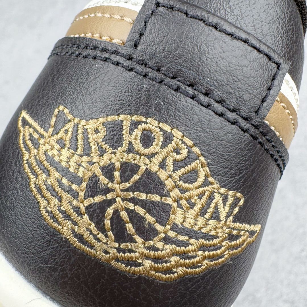 图片[15]-＃奥莱Zp订单福利 Air Jordan AJ1 Low 低帮复古潮流百搭篮球鞋 DC0774-200 独家渠道 市面未流通批次 奥莱直播间499 599一样的东西 碾压市面现存所有版本 公司一样的东西 超值回馈 帮你省钱 支持各种鉴定 Air Jordan 1 于1985年推出 是耐克第一双以乔丹名字命名的篮球鞋 正是这双鞋 开启了一个时代 其外形的灵感来自于在当年风靡一时的Air Force 1 同时降低中底厚度 減轻重量 增加贴地感 并采用了后掌Air Sole气垫 最经典的飞翼 Logo来自于当时的Nike创意总监 Peter Moore 作为一款革命性的球鞋 AirJordan 1曾因违反了当时联盟的统一着装规定而被巨额罚款 但这道禁令却也令Air Jordan 1火爆一时 遭到疯抢 并因此留下一段佳话 尺码：36 36.5 37.5 38 38.5 39 40 40.5 41 42 42.5 43 44 44.5-选品中心