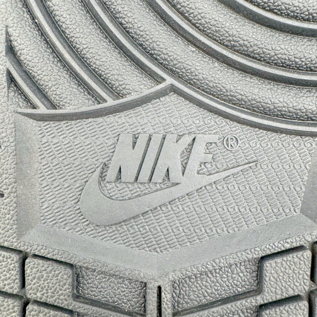 图片[20]-＃奥莱Zp订单福利 Air Jordan AJ1 Low 低帮复古潮流百搭篮球鞋 DZ4130-201 独家渠道 市面未流通批次 奥莱直播间499 599一样的东西 碾压市面现存所有版本 公司一样的东西 超值回馈 帮你省钱 支持各种鉴定 Air Jordan 1 于1985年推出 是耐克第一双以乔丹名字命名的篮球鞋 正是这双鞋 开启了一个时代 其外形的灵感来自于在当年风靡一时的Air Force 1 同时降低中底厚度 減轻重量 增加贴地感 并采用了后掌Air Sole气垫 最经典的飞翼 Logo来自于当时的Nike创意总监 Peter Moore 作为一款革命性的球鞋 AirJordan 1曾因违反了当时联盟的统一着装规定而被巨额罚款 但这道禁令却也令Air Jordan 1火爆一时 遭到疯抢 并因此留下一段佳话 尺码：40 40.5 41 42 42.5 43 44 44.5-选品中心