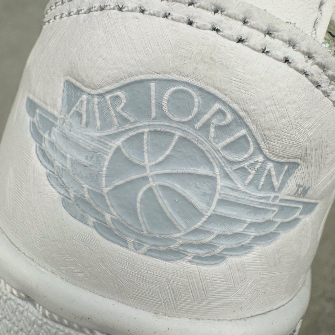 图片[16]-＃奥莱Zp订单福利 Air Jordan AJ1 Low 低帮复古潮流百搭篮球鞋 FQ9112-100 独家渠道 市面未流通批次 奥莱直播间499 599一样的东西 碾压市面现存所有版本 公司一样的东西 超值回馈 帮你省钱 支持各种鉴定 Air Jordan 1 于1985年推出 是耐克第一双以乔丹名字命名的篮球鞋 正是这双鞋 开启了一个时代 其外形的灵感来自于在当年风靡一时的Air Force 1 同时降低中底厚度 減轻重量 增加贴地感 并采用了后掌Air Sole气垫 最经典的飞翼 Logo来自于当时的Nike创意总监 Peter Moore 作为一款革命性的球鞋 AirJordan 1曾因违反了当时联盟的统一着装规定而被巨额罚款 但这道禁令却也令Air Jordan 1火爆一时 遭到疯抢 并因此留下一段佳话 尺码：36 36.5 37.5 38 38.5 39 40-选品中心