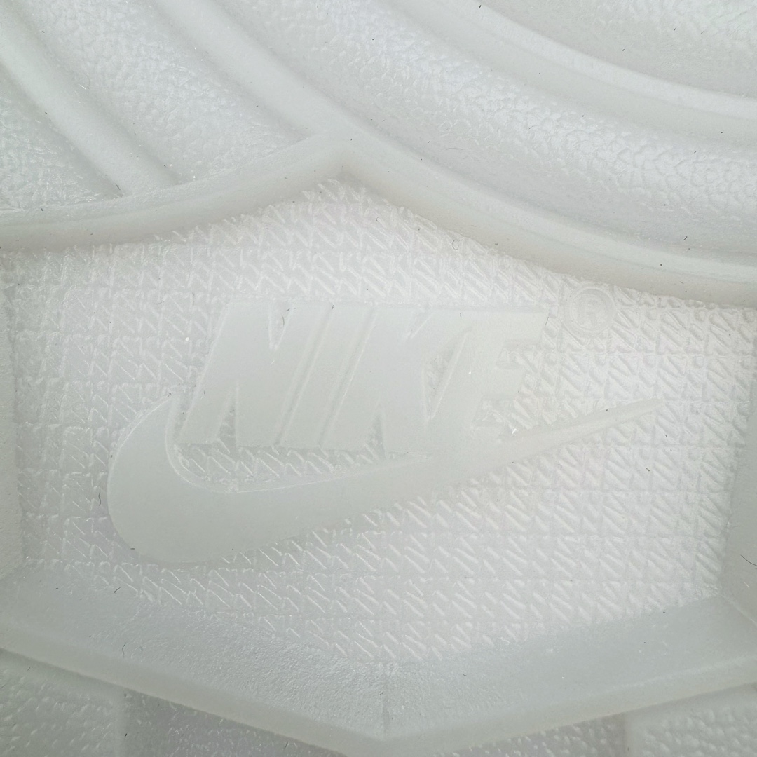 图片[21]-＃奥莱Zp订单福利 Air Jordan AJ1 Low 低帮复古潮流百搭篮球鞋 FQ9112-100 独家渠道 市面未流通批次 奥莱直播间499 599一样的东西 碾压市面现存所有版本 公司一样的东西 超值回馈 帮你省钱 支持各种鉴定 Air Jordan 1 于1985年推出 是耐克第一双以乔丹名字命名的篮球鞋 正是这双鞋 开启了一个时代 其外形的灵感来自于在当年风靡一时的Air Force 1 同时降低中底厚度 減轻重量 增加贴地感 并采用了后掌Air Sole气垫 最经典的飞翼 Logo来自于当时的Nike创意总监 Peter Moore 作为一款革命性的球鞋 AirJordan 1曾因违反了当时联盟的统一着装规定而被巨额罚款 但这道禁令却也令Air Jordan 1火爆一时 遭到疯抢 并因此留下一段佳话 尺码：36 36.5 37.5 38 38.5 39 40-选品中心