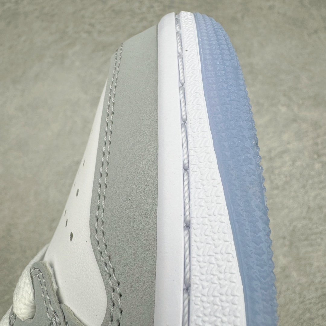 图片[20]-＃奥莱Zp订单福利 Air Jordan AJ1 Low 低帮复古潮流百搭篮球鞋 DC0774-105 独家渠道 市面未流通批次 奥莱直播间499 599一样的东西 碾压市面现存所有版本 公司一样的东西 超值回馈 帮你省钱 支持各种鉴定 Air Jordan 1 于1985年推出 是耐克第一双以乔丹名字命名的篮球鞋 正是这双鞋 开启了一个时代 其外形的灵感来自于在当年风靡一时的Air Force 1 同时降低中底厚度 減轻重量 增加贴地感 并采用了后掌Air Sole气垫 最经典的飞翼 Logo来自于当时的Nike创意总监 Peter Moore 作为一款革命性的球鞋 AirJordan 1曾因违反了当时联盟的统一着装规定而被巨额罚款 但这道禁令却也令Air Jordan 1火爆一时 遭到疯抢 并因此留下一段佳话 尺码：36 36.5 37.5 38 38.5 39 40-选品中心