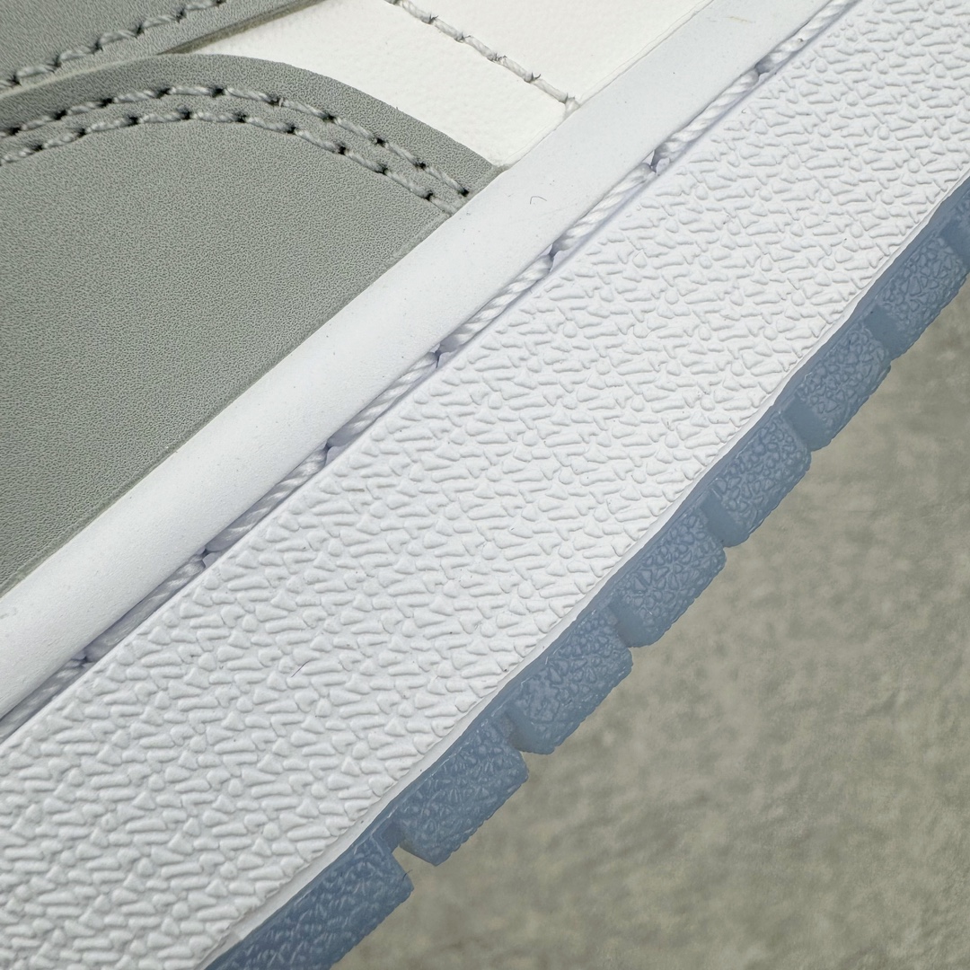 图片[16]-＃奥莱Zp订单福利 Air Jordan AJ1 Low 低帮复古潮流百搭篮球鞋 DC0774-105 独家渠道 市面未流通批次 奥莱直播间499 599一样的东西 碾压市面现存所有版本 公司一样的东西 超值回馈 帮你省钱 支持各种鉴定 Air Jordan 1 于1985年推出 是耐克第一双以乔丹名字命名的篮球鞋 正是这双鞋 开启了一个时代 其外形的灵感来自于在当年风靡一时的Air Force 1 同时降低中底厚度 減轻重量 增加贴地感 并采用了后掌Air Sole气垫 最经典的飞翼 Logo来自于当时的Nike创意总监 Peter Moore 作为一款革命性的球鞋 AirJordan 1曾因违反了当时联盟的统一着装规定而被巨额罚款 但这道禁令却也令Air Jordan 1火爆一时 遭到疯抢 并因此留下一段佳话 尺码：36 36.5 37.5 38 38.5 39 40-选品中心