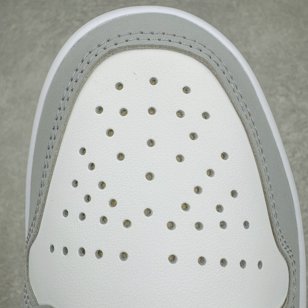 图片[19]-＃奥莱Zp订单福利 Air Jordan AJ1 Low 低帮复古潮流百搭篮球鞋 DC0774-105 独家渠道 市面未流通批次 奥莱直播间499 599一样的东西 碾压市面现存所有版本 公司一样的东西 超值回馈 帮你省钱 支持各种鉴定 Air Jordan 1 于1985年推出 是耐克第一双以乔丹名字命名的篮球鞋 正是这双鞋 开启了一个时代 其外形的灵感来自于在当年风靡一时的Air Force 1 同时降低中底厚度 減轻重量 增加贴地感 并采用了后掌Air Sole气垫 最经典的飞翼 Logo来自于当时的Nike创意总监 Peter Moore 作为一款革命性的球鞋 AirJordan 1曾因违反了当时联盟的统一着装规定而被巨额罚款 但这道禁令却也令Air Jordan 1火爆一时 遭到疯抢 并因此留下一段佳话 尺码：36 36.5 37.5 38 38.5 39 40-选品中心