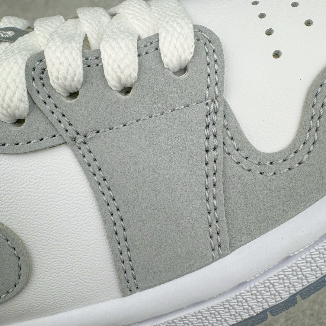 图片[18]-＃奥莱Zp订单福利 Air Jordan AJ1 Low 低帮复古潮流百搭篮球鞋 DC0774-105 独家渠道 市面未流通批次 奥莱直播间499 599一样的东西 碾压市面现存所有版本 公司一样的东西 超值回馈 帮你省钱 支持各种鉴定 Air Jordan 1 于1985年推出 是耐克第一双以乔丹名字命名的篮球鞋 正是这双鞋 开启了一个时代 其外形的灵感来自于在当年风靡一时的Air Force 1 同时降低中底厚度 減轻重量 增加贴地感 并采用了后掌Air Sole气垫 最经典的飞翼 Logo来自于当时的Nike创意总监 Peter Moore 作为一款革命性的球鞋 AirJordan 1曾因违反了当时联盟的统一着装规定而被巨额罚款 但这道禁令却也令Air Jordan 1火爆一时 遭到疯抢 并因此留下一段佳话 尺码：36 36.5 37.5 38 38.5 39 40-选品中心