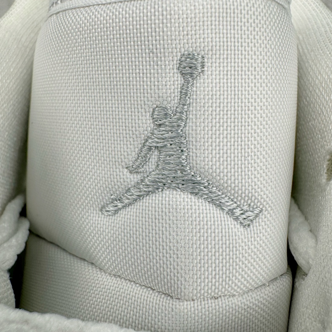 图片[13]-＃奥莱Zp订单福利 Air Jordan AJ1 Low 低帮复古潮流百搭篮球鞋 DC0774-105 独家渠道 市面未流通批次 奥莱直播间499 599一样的东西 碾压市面现存所有版本 公司一样的东西 超值回馈 帮你省钱 支持各种鉴定 Air Jordan 1 于1985年推出 是耐克第一双以乔丹名字命名的篮球鞋 正是这双鞋 开启了一个时代 其外形的灵感来自于在当年风靡一时的Air Force 1 同时降低中底厚度 減轻重量 增加贴地感 并采用了后掌Air Sole气垫 最经典的飞翼 Logo来自于当时的Nike创意总监 Peter Moore 作为一款革命性的球鞋 AirJordan 1曾因违反了当时联盟的统一着装规定而被巨额罚款 但这道禁令却也令Air Jordan 1火爆一时 遭到疯抢 并因此留下一段佳话 尺码：36 36.5 37.5 38 38.5 39 40-选品中心