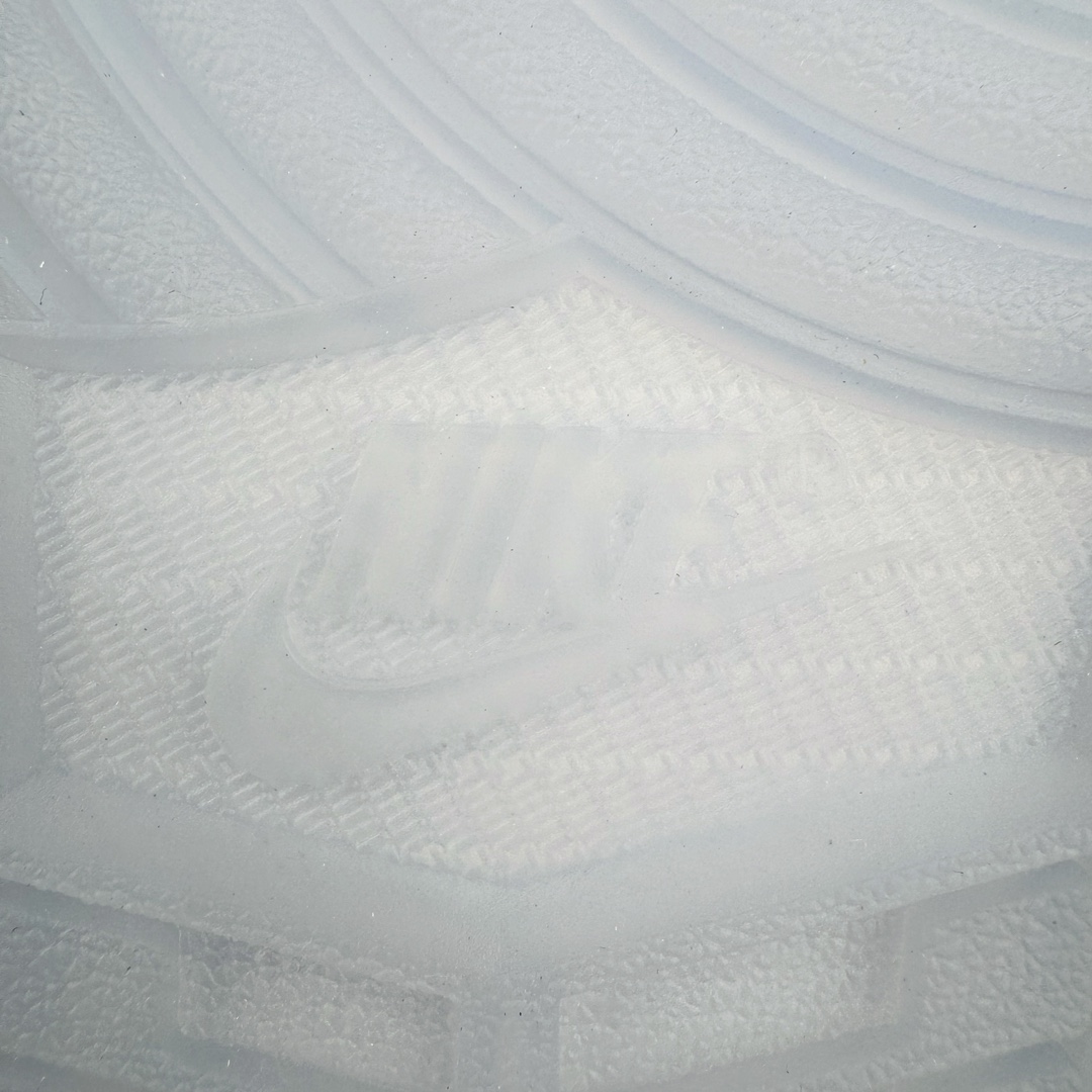 图片[21]-＃奥莱Zp订单福利 Air Jordan AJ1 Low 低帮复古潮流百搭篮球鞋 DC0774-105 独家渠道 市面未流通批次 奥莱直播间499 599一样的东西 碾压市面现存所有版本 公司一样的东西 超值回馈 帮你省钱 支持各种鉴定 Air Jordan 1 于1985年推出 是耐克第一双以乔丹名字命名的篮球鞋 正是这双鞋 开启了一个时代 其外形的灵感来自于在当年风靡一时的Air Force 1 同时降低中底厚度 減轻重量 增加贴地感 并采用了后掌Air Sole气垫 最经典的飞翼 Logo来自于当时的Nike创意总监 Peter Moore 作为一款革命性的球鞋 AirJordan 1曾因违反了当时联盟的统一着装规定而被巨额罚款 但这道禁令却也令Air Jordan 1火爆一时 遭到疯抢 并因此留下一段佳话 尺码：36 36.5 37.5 38 38.5 39 40-选品中心