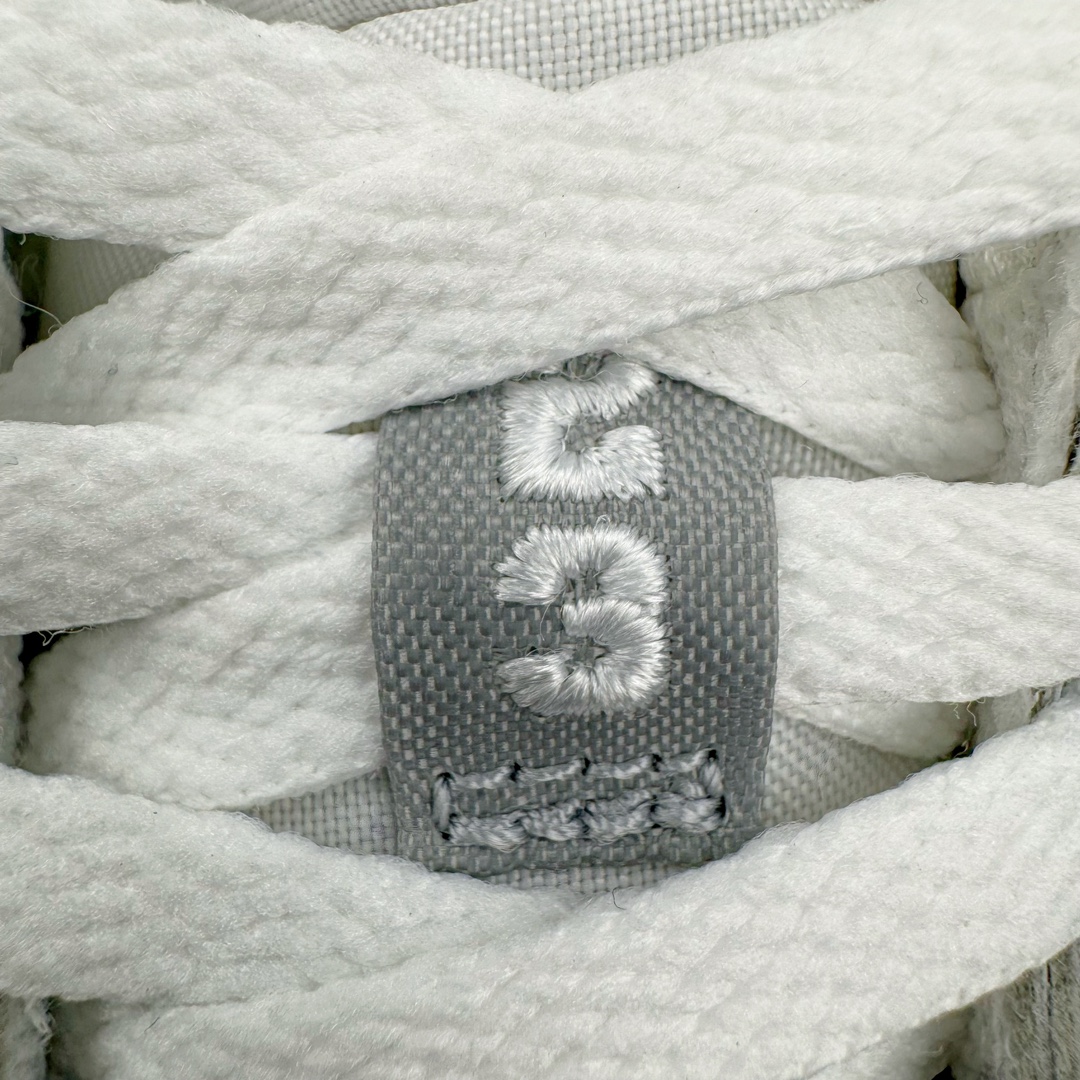 图片[14]-＃奥莱Zp订单福利 Air Jordan AJ1 Low 低帮复古潮流百搭篮球鞋 DC0774-105 独家渠道 市面未流通批次 奥莱直播间499 599一样的东西 碾压市面现存所有版本 公司一样的东西 超值回馈 帮你省钱 支持各种鉴定 Air Jordan 1 于1985年推出 是耐克第一双以乔丹名字命名的篮球鞋 正是这双鞋 开启了一个时代 其外形的灵感来自于在当年风靡一时的Air Force 1 同时降低中底厚度 減轻重量 增加贴地感 并采用了后掌Air Sole气垫 最经典的飞翼 Logo来自于当时的Nike创意总监 Peter Moore 作为一款革命性的球鞋 AirJordan 1曾因违反了当时联盟的统一着装规定而被巨额罚款 但这道禁令却也令Air Jordan 1火爆一时 遭到疯抢 并因此留下一段佳话 尺码：36 36.5 37.5 38 38.5 39 40-选品中心