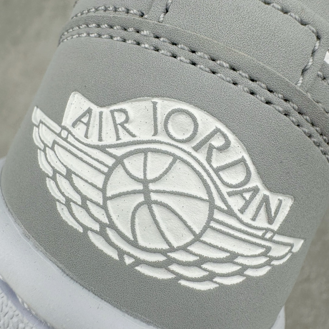 图片[15]-＃奥莱Zp订单福利 Air Jordan AJ1 Low 低帮复古潮流百搭篮球鞋 DC0774-105 独家渠道 市面未流通批次 奥莱直播间499 599一样的东西 碾压市面现存所有版本 公司一样的东西 超值回馈 帮你省钱 支持各种鉴定 Air Jordan 1 于1985年推出 是耐克第一双以乔丹名字命名的篮球鞋 正是这双鞋 开启了一个时代 其外形的灵感来自于在当年风靡一时的Air Force 1 同时降低中底厚度 減轻重量 增加贴地感 并采用了后掌Air Sole气垫 最经典的飞翼 Logo来自于当时的Nike创意总监 Peter Moore 作为一款革命性的球鞋 AirJordan 1曾因违反了当时联盟的统一着装规定而被巨额罚款 但这道禁令却也令Air Jordan 1火爆一时 遭到疯抢 并因此留下一段佳话 尺码：36 36.5 37.5 38 38.5 39 40-选品中心