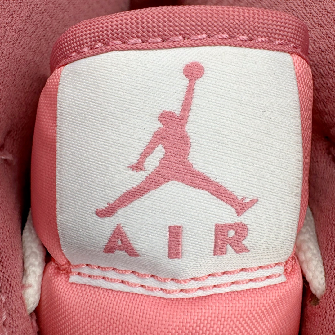 图片[13]-＃奥莱Zp订单福利 Air Jordan AJ1 Mid 中帮复古潮流百搭篮球鞋 DQ8423-616 独家渠道 市面未流通批次 奥莱直播间499 599一样的东西 碾压市面现存所有版本 公司一样的东西 超值回馈 帮你省钱 支持各种鉴定 Air Jordan 1 于1985年推出 是耐克第一双以乔丹名字命名的篮球鞋 正是这双鞋 开启了一个时代 其外形的灵感来自于在当年风靡一时的Air Force 1 同时降低中底厚度 減轻重量 增加贴地感 并采用了后掌Air Sole气垫 最经典的飞翼 Logo来自于当时的Nike创意总监 Peter Moore 作为一款革命性的球鞋 AirJordan 1曾因违反了当时联盟的统一着装规定而被巨额罚款 但这道禁令却也令Air Jordan 1火爆一时 遭到疯抢 并因此留下一段佳话 尺码：36 36.5 37.5 38 38.5 39 40-选品中心