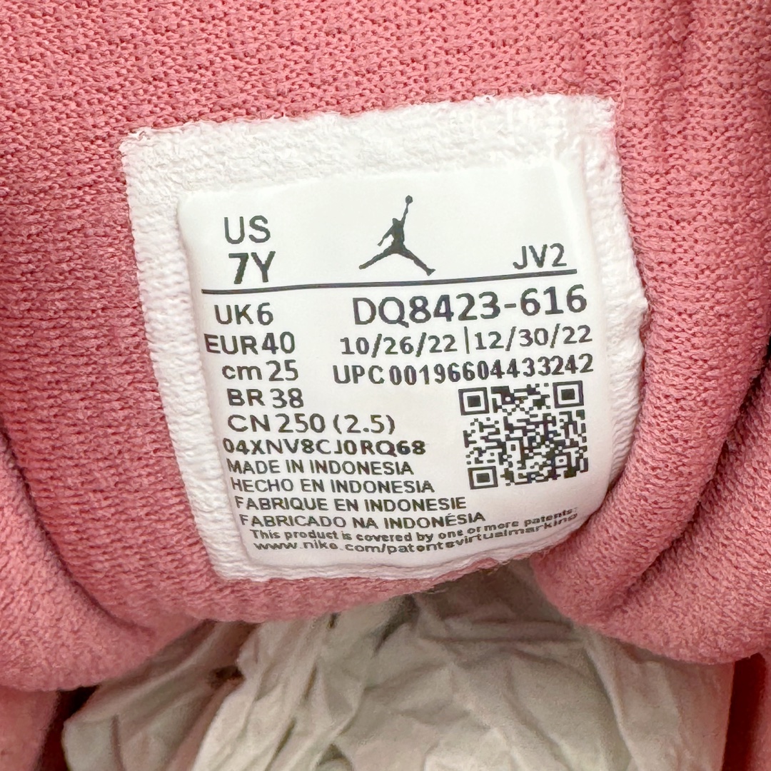 图片[12]-＃奥莱Zp订单福利 Air Jordan AJ1 Mid 中帮复古潮流百搭篮球鞋 DQ8423-616 独家渠道 市面未流通批次 奥莱直播间499 599一样的东西 碾压市面现存所有版本 公司一样的东西 超值回馈 帮你省钱 支持各种鉴定 Air Jordan 1 于1985年推出 是耐克第一双以乔丹名字命名的篮球鞋 正是这双鞋 开启了一个时代 其外形的灵感来自于在当年风靡一时的Air Force 1 同时降低中底厚度 減轻重量 增加贴地感 并采用了后掌Air Sole气垫 最经典的飞翼 Logo来自于当时的Nike创意总监 Peter Moore 作为一款革命性的球鞋 AirJordan 1曾因违反了当时联盟的统一着装规定而被巨额罚款 但这道禁令却也令Air Jordan 1火爆一时 遭到疯抢 并因此留下一段佳话 尺码：36 36.5 37.5 38 38.5 39 40-选品中心