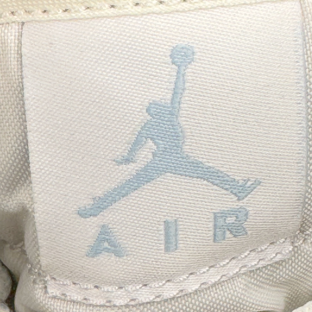 图片[18]-＃奥莱Zp订单福利 Air Jordan AJ1 Mid 中帮复古潮流百搭篮球鞋 FQ9117-400 独家渠道 市面未流通批次 奥莱直播间499 599一样的东西 碾压市面现存所有版本 公司一样的东西 超值回馈 帮你省钱 支持各种鉴定 Air Jordan 1 于1985年推出 是耐克第一双以乔丹名字命名的篮球鞋 正是这双鞋 开启了一个时代 其外形的灵感来自于在当年风靡一时的Air Force 1 同时降低中底厚度 減轻重量 增加贴地感 并采用了后掌Air Sole气垫 最经典的飞翼 Logo来自于当时的Nike创意总监 Peter Moore 作为一款革命性的球鞋 AirJordan 1曾因违反了当时联盟的统一着装规定而被巨额罚款 但这道禁令却也令Air Jordan 1火爆一时 遭到疯抢 并因此留下一段佳话 尺码：36 36.5 37.5 38 38.5 39 40-选品中心