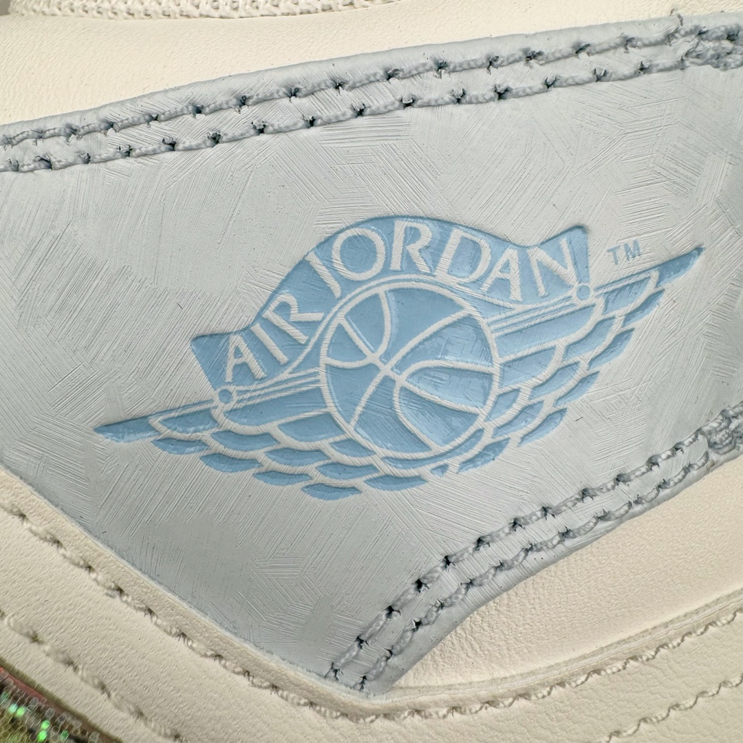 图片[11]-＃奥莱Zp订单福利 Air Jordan AJ1 Mid 中帮复古潮流百搭篮球鞋 FQ9117-400 独家渠道 市面未流通批次 奥莱直播间499 599一样的东西 碾压市面现存所有版本 公司一样的东西 超值回馈 帮你省钱 支持各种鉴定 Air Jordan 1 于1985年推出 是耐克第一双以乔丹名字命名的篮球鞋 正是这双鞋 开启了一个时代 其外形的灵感来自于在当年风靡一时的Air Force 1 同时降低中底厚度 減轻重量 增加贴地感 并采用了后掌Air Sole气垫 最经典的飞翼 Logo来自于当时的Nike创意总监 Peter Moore 作为一款革命性的球鞋 AirJordan 1曾因违反了当时联盟的统一着装规定而被巨额罚款 但这道禁令却也令Air Jordan 1火爆一时 遭到疯抢 并因此留下一段佳话 尺码：36 36.5 37.5 38 38.5 39 40-选品中心