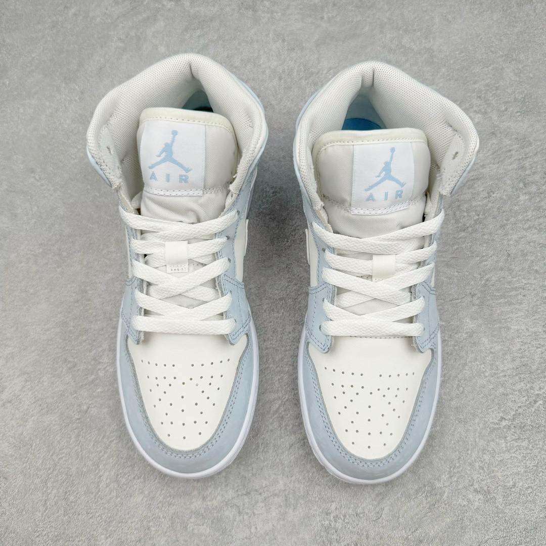 图片[2]-＃奥莱Zp订单福利 Air Jordan AJ1 Mid 中帮复古潮流百搭篮球鞋 FQ9117-400 独家渠道 市面未流通批次 奥莱直播间499 599一样的东西 碾压市面现存所有版本 公司一样的东西 超值回馈 帮你省钱 支持各种鉴定 Air Jordan 1 于1985年推出 是耐克第一双以乔丹名字命名的篮球鞋 正是这双鞋 开启了一个时代 其外形的灵感来自于在当年风靡一时的Air Force 1 同时降低中底厚度 減轻重量 增加贴地感 并采用了后掌Air Sole气垫 最经典的飞翼 Logo来自于当时的Nike创意总监 Peter Moore 作为一款革命性的球鞋 AirJordan 1曾因违反了当时联盟的统一着装规定而被巨额罚款 但这道禁令却也令Air Jordan 1火爆一时 遭到疯抢 并因此留下一段佳话 尺码：36 36.5 37.5 38 38.5 39 40-选品中心