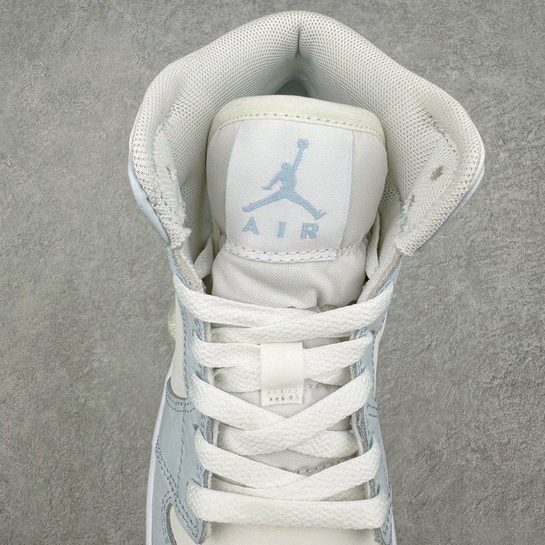 图片[5]-＃奥莱Zp订单福利 Air Jordan AJ1 Mid 中帮复古潮流百搭篮球鞋 FQ9117-400 独家渠道 市面未流通批次 奥莱直播间499 599一样的东西 碾压市面现存所有版本 公司一样的东西 超值回馈 帮你省钱 支持各种鉴定 Air Jordan 1 于1985年推出 是耐克第一双以乔丹名字命名的篮球鞋 正是这双鞋 开启了一个时代 其外形的灵感来自于在当年风靡一时的Air Force 1 同时降低中底厚度 減轻重量 增加贴地感 并采用了后掌Air Sole气垫 最经典的飞翼 Logo来自于当时的Nike创意总监 Peter Moore 作为一款革命性的球鞋 AirJordan 1曾因违反了当时联盟的统一着装规定而被巨额罚款 但这道禁令却也令Air Jordan 1火爆一时 遭到疯抢 并因此留下一段佳话 尺码：36 36.5 37.5 38 38.5 39 40-选品中心