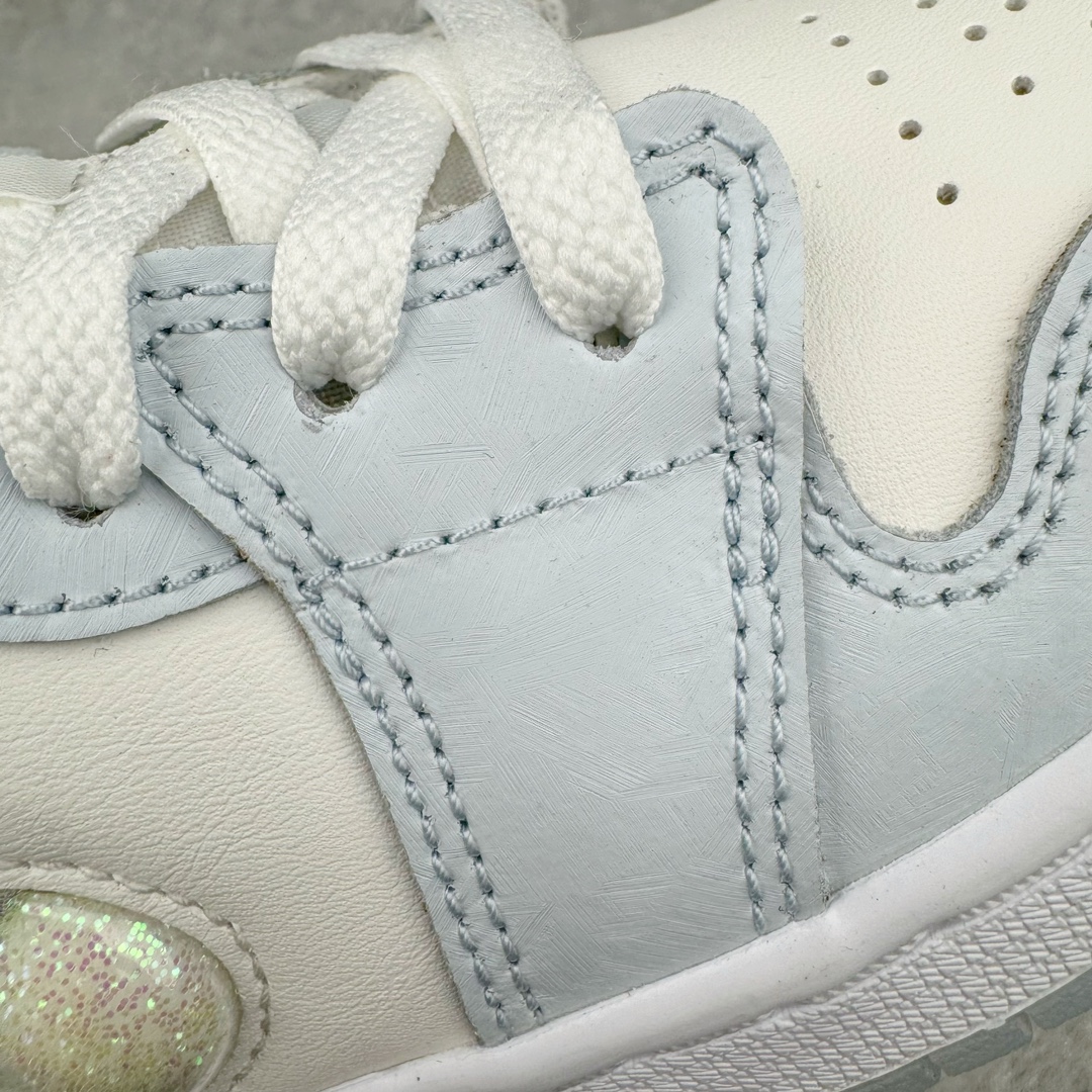 图片[14]-＃奥莱Zp订单福利 Air Jordan AJ1 Mid 中帮复古潮流百搭篮球鞋 FQ9117-400 独家渠道 市面未流通批次 奥莱直播间499 599一样的东西 碾压市面现存所有版本 公司一样的东西 超值回馈 帮你省钱 支持各种鉴定 Air Jordan 1 于1985年推出 是耐克第一双以乔丹名字命名的篮球鞋 正是这双鞋 开启了一个时代 其外形的灵感来自于在当年风靡一时的Air Force 1 同时降低中底厚度 減轻重量 增加贴地感 并采用了后掌Air Sole气垫 最经典的飞翼 Logo来自于当时的Nike创意总监 Peter Moore 作为一款革命性的球鞋 AirJordan 1曾因违反了当时联盟的统一着装规定而被巨额罚款 但这道禁令却也令Air Jordan 1火爆一时 遭到疯抢 并因此留下一段佳话 尺码：36 36.5 37.5 38 38.5 39 40-选品中心