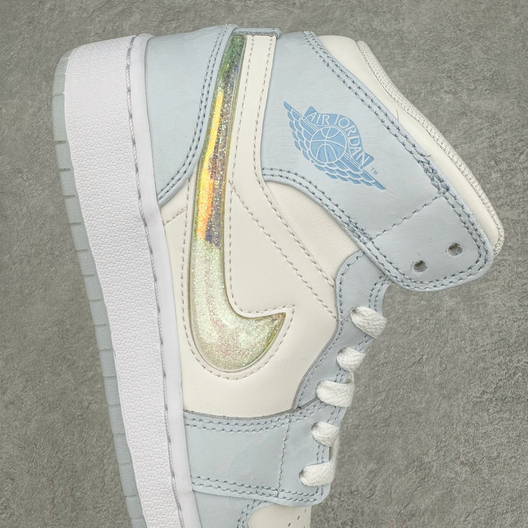 图片[6]-＃奥莱Zp订单福利 Air Jordan AJ1 Mid 中帮复古潮流百搭篮球鞋 FQ9117-400 独家渠道 市面未流通批次 奥莱直播间499 599一样的东西 碾压市面现存所有版本 公司一样的东西 超值回馈 帮你省钱 支持各种鉴定 Air Jordan 1 于1985年推出 是耐克第一双以乔丹名字命名的篮球鞋 正是这双鞋 开启了一个时代 其外形的灵感来自于在当年风靡一时的Air Force 1 同时降低中底厚度 減轻重量 增加贴地感 并采用了后掌Air Sole气垫 最经典的飞翼 Logo来自于当时的Nike创意总监 Peter Moore 作为一款革命性的球鞋 AirJordan 1曾因违反了当时联盟的统一着装规定而被巨额罚款 但这道禁令却也令Air Jordan 1火爆一时 遭到疯抢 并因此留下一段佳话 尺码：36 36.5 37.5 38 38.5 39 40-选品中心