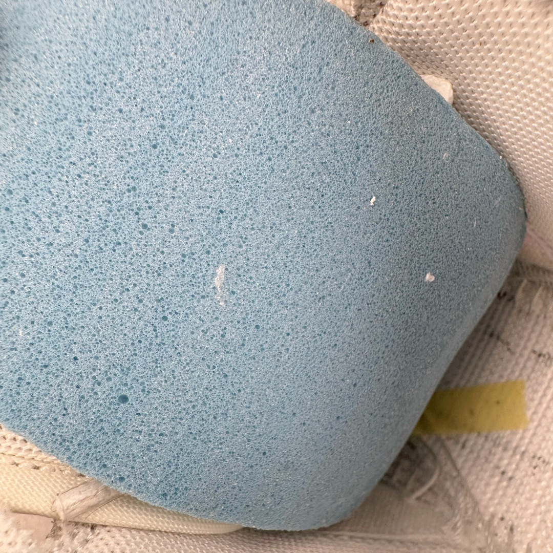 图片[20]-＃奥莱Zp订单福利 Air Jordan AJ1 Mid 中帮复古潮流百搭篮球鞋 FQ9117-400 独家渠道 市面未流通批次 奥莱直播间499 599一样的东西 碾压市面现存所有版本 公司一样的东西 超值回馈 帮你省钱 支持各种鉴定 Air Jordan 1 于1985年推出 是耐克第一双以乔丹名字命名的篮球鞋 正是这双鞋 开启了一个时代 其外形的灵感来自于在当年风靡一时的Air Force 1 同时降低中底厚度 減轻重量 增加贴地感 并采用了后掌Air Sole气垫 最经典的飞翼 Logo来自于当时的Nike创意总监 Peter Moore 作为一款革命性的球鞋 AirJordan 1曾因违反了当时联盟的统一着装规定而被巨额罚款 但这道禁令却也令Air Jordan 1火爆一时 遭到疯抢 并因此留下一段佳话 尺码：36 36.5 37.5 38 38.5 39 40-选品中心