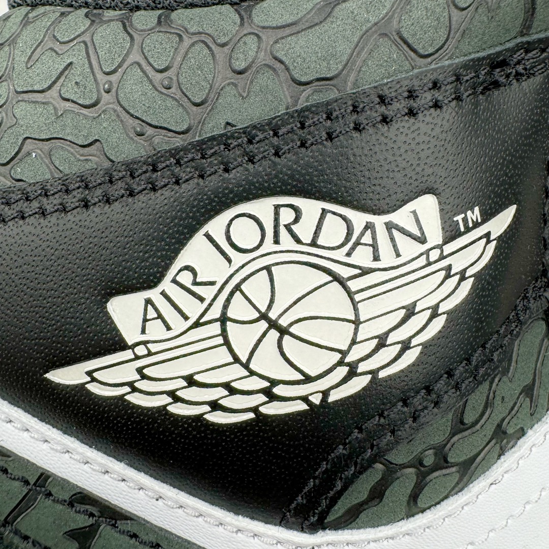 图片[18]-＃奥莱Zp订单福利 Air Jordan AJ1 Mid 中帮复古潮流百搭篮球鞋 FB9911-001 独家渠道 市面未流通批次 奥莱直播间499 599一样的东西 碾压市面现存所有版本 公司一样的东西 超值回馈 帮你省钱 支持各种鉴定 Air Jordan 1 于1985年推出 是耐克第一双以乔丹名字命名的篮球鞋 正是这双鞋 开启了一个时代 其外形的灵感来自于在当年风靡一时的Air Force 1 同时降低中底厚度 減轻重量 增加贴地感 并采用了后掌Air Sole气垫 最经典的飞翼 Logo来自于当时的Nike创意总监 Peter Moore 作为一款革命性的球鞋 AirJordan 1曾因违反了当时联盟的统一着装规定而被巨额罚款 但这道禁令却也令Air Jordan 1火爆一时 遭到疯抢 并因此留下一段佳话 尺码：40 40.5 41 42 42.5 43 44 44.5-选品中心