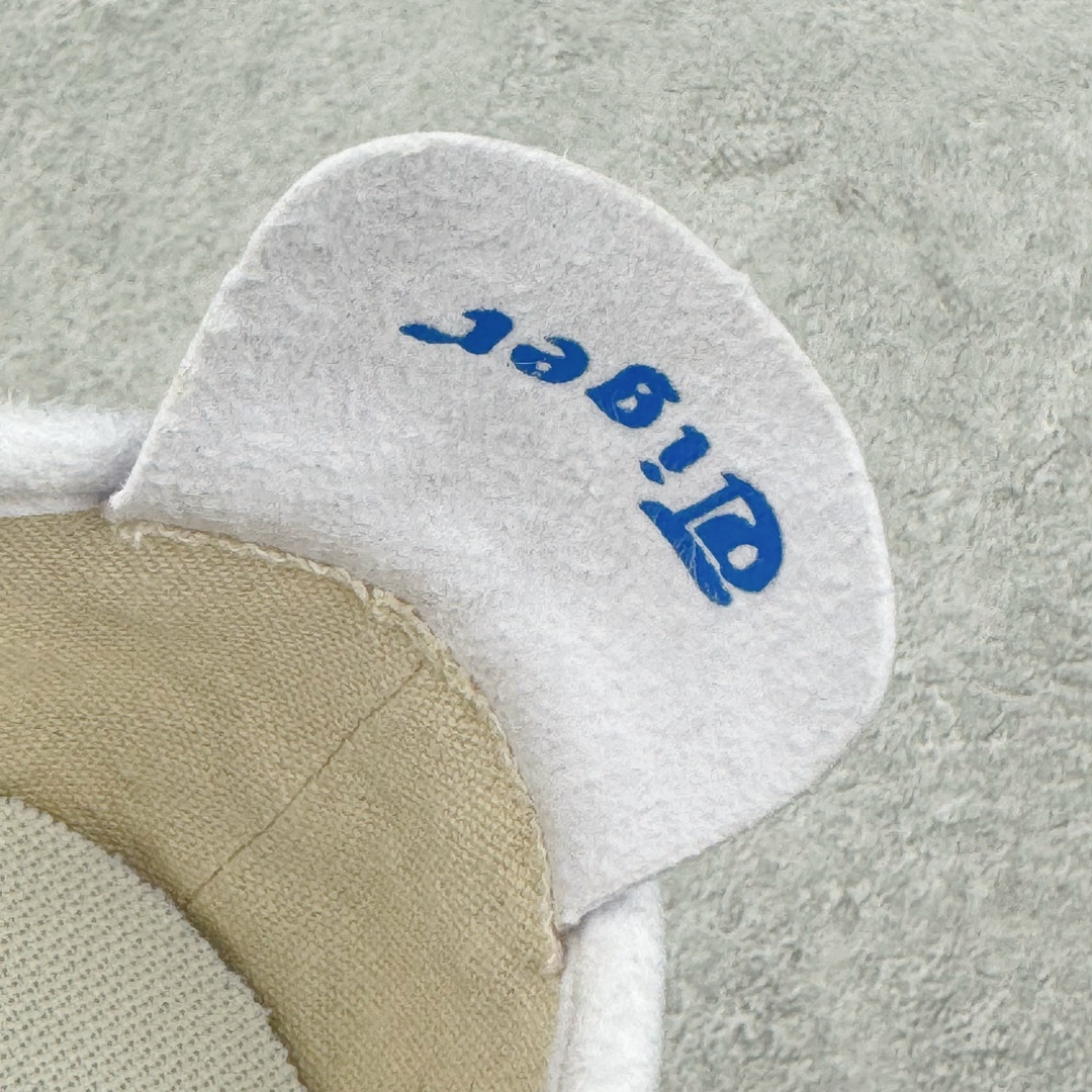 图片[19]-＃HK纯原福利 Asics Onitsuka Tiger MEXICO 66 亚瑟士鬼冢虎复古经典板鞋 市场最强版本 原厂牛津布加持 海外订单工厂出品 超成熟稳定的做工品控 原装全套纸板楦头开发 原汁原味 完美呈现版型 私模正确鞋底咬花纹路 一比一鞋头弧度高度鞋身弧度 绝不口嗨 细节品控鞋型随意秒杀市面 原档咬花纹路私模大底 一个单元有六个三角形 总体形拼接呈现花瓣状 官方四联吊牌 原装Ortholite轻量化鞋垫 原盒原配 质保卡 说明书 钢印防尘纸 纸板中底带钢印 乳胶组合鞋垫 支持全方位的对比专柜 产品从款式颜色造型上体现出追求舒适和细节的完美 鞋类更是推崇手工制作的严谨与完美 融舒适性与可穿性的设计风格 注重细节的完美和别致魅力 既保持稳重 又不失轻松的时尚感 尺码：36 37 37.5 38 39 39.5 40 40.5 41.5 42 42.5 43.5 44 45 46-选品中心