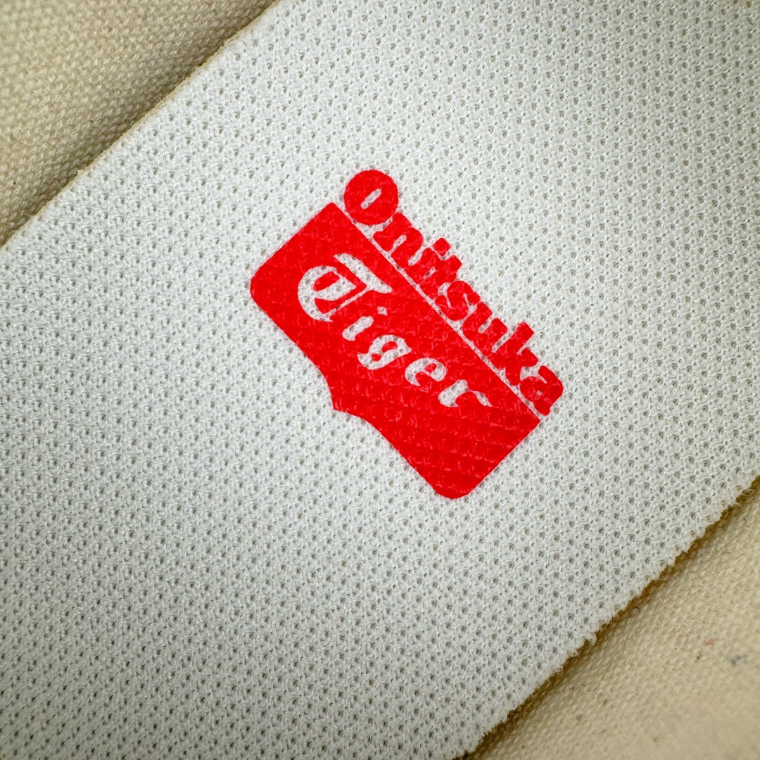 图片[10]-＃HK纯原福利 Asics Onitsuka Tiger MEXICO 66 亚瑟士鬼冢虎复古经典板鞋 市场最强版本 原厂牛津布加持 海外订单工厂出品 超成熟稳定的做工品控 原装全套纸板楦头开发 原汁原味 完美呈现版型 私模正确鞋底咬花纹路 一比一鞋头弧度高度鞋身弧度 绝不口嗨 细节品控鞋型随意秒杀市面 原档咬花纹路私模大底 一个单元有六个三角形 总体形拼接呈现花瓣状 官方四联吊牌 原装Ortholite轻量化鞋垫 原盒原配 质保卡 说明书 钢印防尘纸 纸板中底带钢印 乳胶组合鞋垫 支持全方位的对比专柜 产品从款式颜色造型上体现出追求舒适和细节的完美 鞋类更是推崇手工制作的严谨与完美 融舒适性与可穿性的设计风格 注重细节的完美和别致魅力 既保持稳重 又不失轻松的时尚感 尺码：36 37 37.5 38 39 39.5 40 40.5 41.5 42 42.5 43.5 44 45 46-选品中心