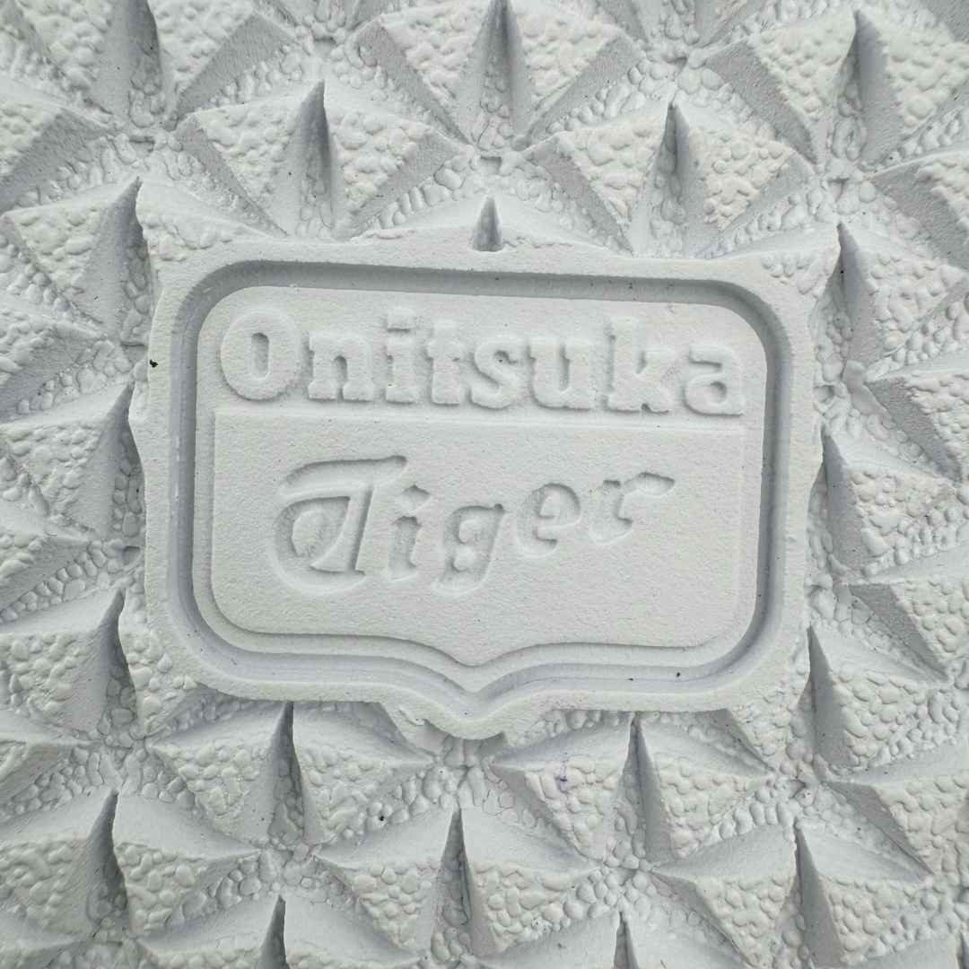 图片[11]-＃HK纯原福利 Asics Onitsuka Tiger MEXICO 66 亚瑟士鬼冢虎复古经典板鞋 市场最强版本 原厂牛津布加持 海外订单工厂出品 超成熟稳定的做工品控 原装全套纸板楦头开发 原汁原味 完美呈现版型 私模正确鞋底咬花纹路 一比一鞋头弧度高度鞋身弧度 绝不口嗨 细节品控鞋型随意秒杀市面 原档咬花纹路私模大底 一个单元有六个三角形 总体形拼接呈现花瓣状 官方四联吊牌 原装Ortholite轻量化鞋垫 原盒原配 质保卡 说明书 钢印防尘纸 纸板中底带钢印 乳胶组合鞋垫 支持全方位的对比专柜 产品从款式颜色造型上体现出追求舒适和细节的完美 鞋类更是推崇手工制作的严谨与完美 融舒适性与可穿性的设计风格 注重细节的完美和别致魅力 既保持稳重 又不失轻松的时尚感 尺码：36 37 37.5 38 39 39.5 40 40.5 41.5 42 42.5 43.5 44 45 46-选品中心