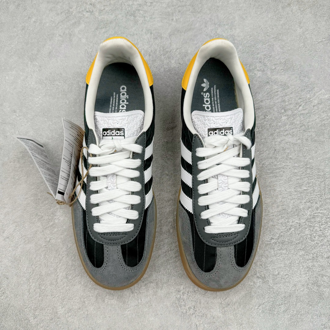 图片[2]-＃MF AD Original Gazelle Indoor Trainers 瞪羚室内鞋系列低帮复古百搭休闲运动德训风板鞋 黑灰 IF9642 高端零售特供批次 原厂定制长毛翻毛皮组合环保纤维革鞋面材质 内置环保海玻璃鞋垫 外置RB橡胶大底 产品品控稳定性领先行业 原厂全套原楦原纸板冲刀磨具开发 原厂皮料加持 原厂港宝加持定型后跟R度完美 将复古进行到底 简约流畅 三十年不变经典 这款Gazelle运动鞋 无论面料、配色、质感或设计 都只在重现其1991年原款的经典 皮革鞋面 撞色三条纹和鞋跟标的设计 力求呈现90年代的经典复古风潮 Samba火热的同时 也带动了其它的复古鞋型 Gazelle便是其中一只 Gazelle Indoor拥有包边更宽的T字型鞋头 更好的保护运动员的前掌 浓浓的复古氛围感 非常适合现在流行的Cleanfit风格 尺码：35.5 36 36⅔ 37⅓ 38 38⅔ 39⅓ 40 40⅔ 41⅓ 42 42⅔ 43⅓ 44 44⅔ 45-选品中心