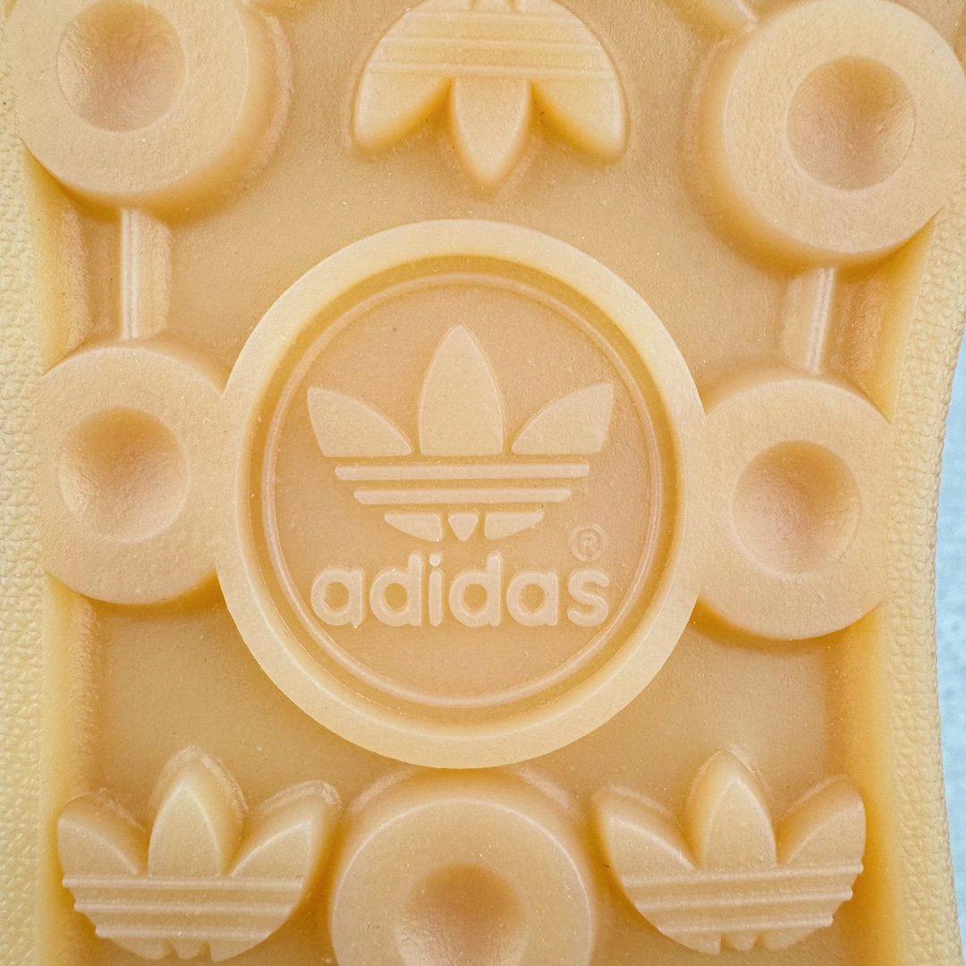 图片[16]-＃MF AD Original Gazelle Indoor Trainers 瞪羚室内鞋系列低帮复古百搭休闲运动德训风板鞋 黑灰 IF9642 高端零售特供批次 原厂定制长毛翻毛皮组合环保纤维革鞋面材质 内置环保海玻璃鞋垫 外置RB橡胶大底 产品品控稳定性领先行业 原厂全套原楦原纸板冲刀磨具开发 原厂皮料加持 原厂港宝加持定型后跟R度完美 将复古进行到底 简约流畅 三十年不变经典 这款Gazelle运动鞋 无论面料、配色、质感或设计 都只在重现其1991年原款的经典 皮革鞋面 撞色三条纹和鞋跟标的设计 力求呈现90年代的经典复古风潮 Samba火热的同时 也带动了其它的复古鞋型 Gazelle便是其中一只 Gazelle Indoor拥有包边更宽的T字型鞋头 更好的保护运动员的前掌 浓浓的复古氛围感 非常适合现在流行的Cleanfit风格 尺码：35.5 36 36⅔ 37⅓ 38 38⅔ 39⅓ 40 40⅔ 41⅓ 42 42⅔ 43⅓ 44 44⅔ 45-选品中心