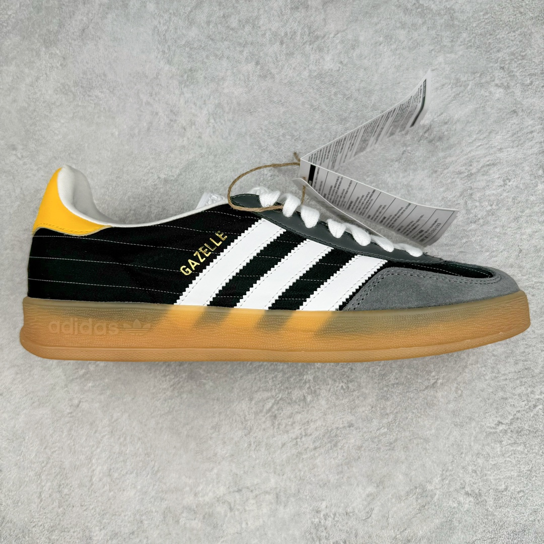 ＃MF AD Original Gazelle Indoor Trainers 瞪羚室内鞋系列低帮复古百搭休闲运动德训风板鞋 黑灰 IF9642 高端零售特供批次 原厂定制长毛翻毛皮组合环保纤维革鞋面材质 内置环保海玻璃鞋垫 外置RB橡胶大底 产品品控稳定性领先行业 原厂全套原楦原纸板冲刀磨具开发 原厂皮料加持 原厂港宝加持定型后跟R度完美 将复古进行到底 简约流畅 三十年不变经典 这款Gazelle运动鞋 无论面料、配色、质感或设计 都只在重现其1991年原款的经典 皮革鞋面 撞色三条纹和鞋跟标的设计 力求呈现90年代的经典复古风潮 Samba火热的同时 也带动了其它的复古鞋型 Gazelle便是其中一只 Gazelle Indoor拥有包边更宽的T字型鞋头 更好的保护运动员的前掌 浓浓的复古氛围感 非常适合现在流行的Cleanfit风格 尺码：35.5 36 36⅔ 37⅓ 38 38⅔ 39⅓ 40 40⅔ 41⅓ 42 42⅔ 43⅓ 44 44⅔ 45-选品中心