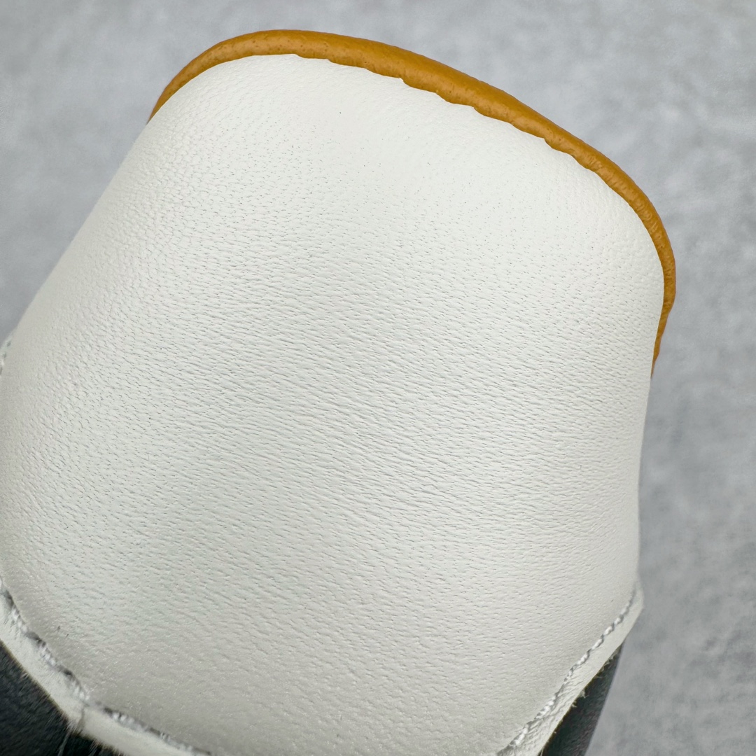 图片[15]-＃ZC总裁 JJJJound x AD Originals Samba Classic\\\”Studded Pack Black\\\”桑巴舞系列绅士德训足球风百搭低帮休闲运动板鞋 联名黑白 ID8707 好货不怕晚 原厂进口 \\\”Prime Asia\\\” 山羊皮（纹理自然）原厂台湾进口短绒猪巴革 全套原厂纸板冲刀加持 独家原档案私模RB橡胶大底 含胶量硬度原鞋一致 正确拉帮鞋垫背胶 原厂标裁支持鉴定 高密度丽新布中底 内置环保海玻璃鞋垫 全鞋电脑针车零偏差 产品品控稳定性领先行业 原厂港宝加持定型后跟R度完美 JJJJound x Originals联名鞋 作为合作企划里的金字招牌JJJJound 善于利用自己的极简美学挖掘品牌的全新风貌 本次 JJJJound 携手 Originals 选用大热鞋款 Samba 为蓝本 将鞋款的街头气质无痕转变为「静奢风」 鞋款肉眼可见的被赋予了难得的质感 黑白两色都采用了黄色优质皮革内衬以呼应生胶大底 取消了鞋舌的 Logo 转而采用压纹处理使得鞋款整体氛围更加静谧、奢华 同时为了彰显本次合作鞋款的身份 双方合作标识和 JJJJound Logo 被分别印在鞋口内侧和鞋垫上 尺码：36 36.5 37.5 38 38.5 39 40 40.5 41 42 42.5 43 44 44.5 45 46 46.5-选品中心