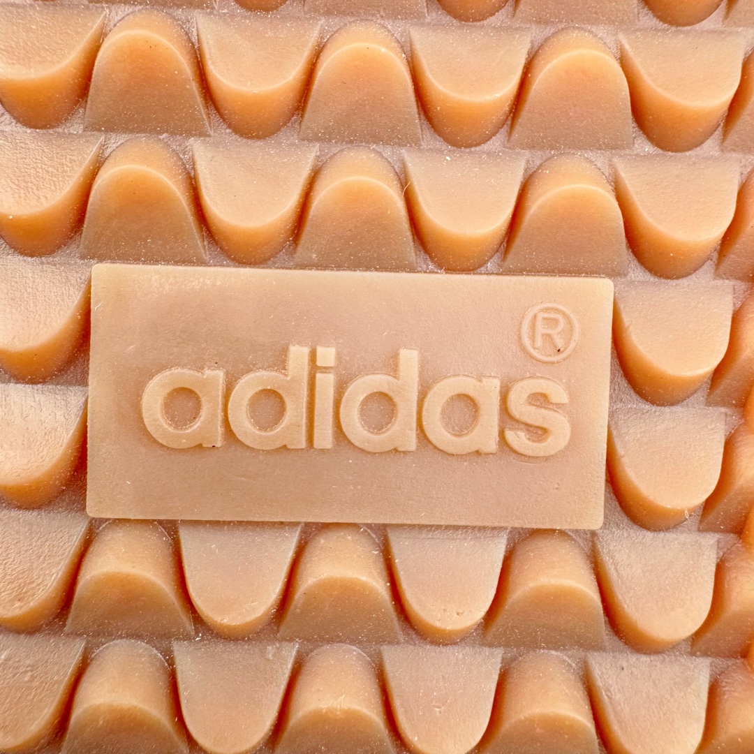 图片[18]-＃ZC总裁 JJJJound x AD Originals Samba Classic\\\”Studded Pack Black\\\”桑巴舞系列绅士德训足球风百搭低帮休闲运动板鞋 联名黑白 ID8707 好货不怕晚 原厂进口 \\\”Prime Asia\\\” 山羊皮（纹理自然）原厂台湾进口短绒猪巴革 全套原厂纸板冲刀加持 独家原档案私模RB橡胶大底 含胶量硬度原鞋一致 正确拉帮鞋垫背胶 原厂标裁支持鉴定 高密度丽新布中底 内置环保海玻璃鞋垫 全鞋电脑针车零偏差 产品品控稳定性领先行业 原厂港宝加持定型后跟R度完美 JJJJound x Originals联名鞋 作为合作企划里的金字招牌JJJJound 善于利用自己的极简美学挖掘品牌的全新风貌 本次 JJJJound 携手 Originals 选用大热鞋款 Samba 为蓝本 将鞋款的街头气质无痕转变为「静奢风」 鞋款肉眼可见的被赋予了难得的质感 黑白两色都采用了黄色优质皮革内衬以呼应生胶大底 取消了鞋舌的 Logo 转而采用压纹处理使得鞋款整体氛围更加静谧、奢华 同时为了彰显本次合作鞋款的身份 双方合作标识和 JJJJound Logo 被分别印在鞋口内侧和鞋垫上 尺码：36 36.5 37.5 38 38.5 39 40 40.5 41 42 42.5 43 44 44.5 45 46 46.5-选品中心