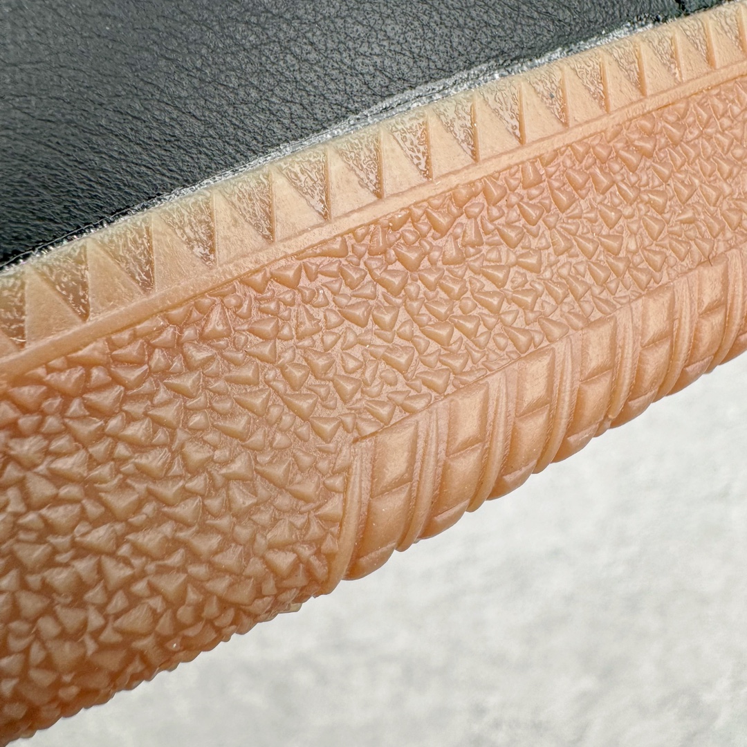 图片[14]-＃ZC总裁 JJJJound x AD Originals Samba Classic\\\”Studded Pack Black\\\”桑巴舞系列绅士德训足球风百搭低帮休闲运动板鞋 联名黑白 ID8707 好货不怕晚 原厂进口 \\\”Prime Asia\\\” 山羊皮（纹理自然）原厂台湾进口短绒猪巴革 全套原厂纸板冲刀加持 独家原档案私模RB橡胶大底 含胶量硬度原鞋一致 正确拉帮鞋垫背胶 原厂标裁支持鉴定 高密度丽新布中底 内置环保海玻璃鞋垫 全鞋电脑针车零偏差 产品品控稳定性领先行业 原厂港宝加持定型后跟R度完美 JJJJound x Originals联名鞋 作为合作企划里的金字招牌JJJJound 善于利用自己的极简美学挖掘品牌的全新风貌 本次 JJJJound 携手 Originals 选用大热鞋款 Samba 为蓝本 将鞋款的街头气质无痕转变为「静奢风」 鞋款肉眼可见的被赋予了难得的质感 黑白两色都采用了黄色优质皮革内衬以呼应生胶大底 取消了鞋舌的 Logo 转而采用压纹处理使得鞋款整体氛围更加静谧、奢华 同时为了彰显本次合作鞋款的身份 双方合作标识和 JJJJound Logo 被分别印在鞋口内侧和鞋垫上 尺码：36 36.5 37.5 38 38.5 39 40 40.5 41 42 42.5 43 44 44.5 45 46 46.5-选品中心