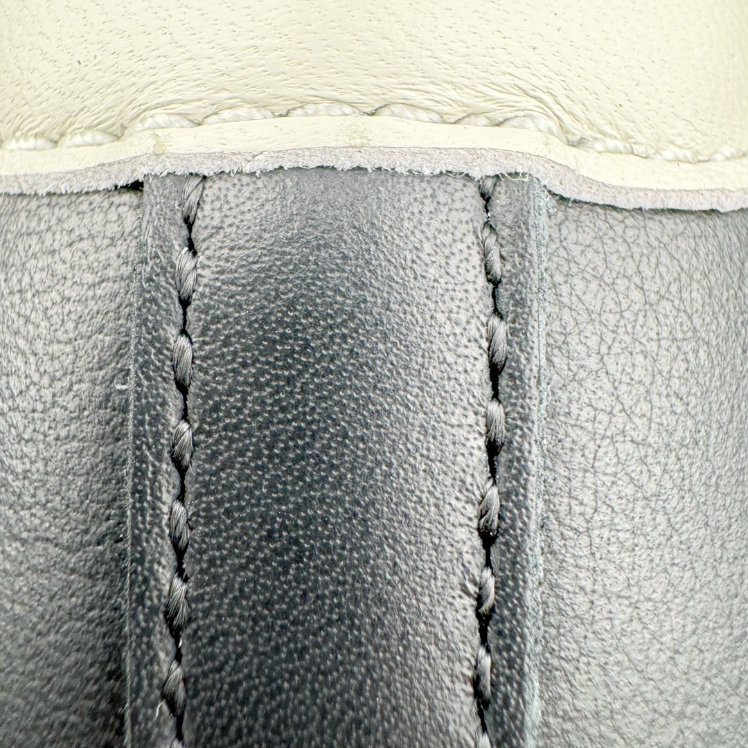 图片[16]-＃ZC总裁 JJJJound x AD Originals Samba Classic\\\”Studded Pack Black\\\”桑巴舞系列绅士德训足球风百搭低帮休闲运动板鞋 联名黑白 ID8707 好货不怕晚 原厂进口 \\\”Prime Asia\\\” 山羊皮（纹理自然）原厂台湾进口短绒猪巴革 全套原厂纸板冲刀加持 独家原档案私模RB橡胶大底 含胶量硬度原鞋一致 正确拉帮鞋垫背胶 原厂标裁支持鉴定 高密度丽新布中底 内置环保海玻璃鞋垫 全鞋电脑针车零偏差 产品品控稳定性领先行业 原厂港宝加持定型后跟R度完美 JJJJound x Originals联名鞋 作为合作企划里的金字招牌JJJJound 善于利用自己的极简美学挖掘品牌的全新风貌 本次 JJJJound 携手 Originals 选用大热鞋款 Samba 为蓝本 将鞋款的街头气质无痕转变为「静奢风」 鞋款肉眼可见的被赋予了难得的质感 黑白两色都采用了黄色优质皮革内衬以呼应生胶大底 取消了鞋舌的 Logo 转而采用压纹处理使得鞋款整体氛围更加静谧、奢华 同时为了彰显本次合作鞋款的身份 双方合作标识和 JJJJound Logo 被分别印在鞋口内侧和鞋垫上 尺码：36 36.5 37.5 38 38.5 39 40 40.5 41 42 42.5 43 44 44.5 45 46 46.5-选品中心