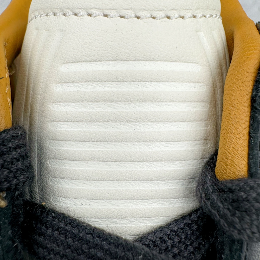 图片[17]-＃ZC总裁 JJJJound x AD Originals Samba Classic\\\”Studded Pack Black\\\”桑巴舞系列绅士德训足球风百搭低帮休闲运动板鞋 联名黑白 ID8707 好货不怕晚 原厂进口 \\\”Prime Asia\\\” 山羊皮（纹理自然）原厂台湾进口短绒猪巴革 全套原厂纸板冲刀加持 独家原档案私模RB橡胶大底 含胶量硬度原鞋一致 正确拉帮鞋垫背胶 原厂标裁支持鉴定 高密度丽新布中底 内置环保海玻璃鞋垫 全鞋电脑针车零偏差 产品品控稳定性领先行业 原厂港宝加持定型后跟R度完美 JJJJound x Originals联名鞋 作为合作企划里的金字招牌JJJJound 善于利用自己的极简美学挖掘品牌的全新风貌 本次 JJJJound 携手 Originals 选用大热鞋款 Samba 为蓝本 将鞋款的街头气质无痕转变为「静奢风」 鞋款肉眼可见的被赋予了难得的质感 黑白两色都采用了黄色优质皮革内衬以呼应生胶大底 取消了鞋舌的 Logo 转而采用压纹处理使得鞋款整体氛围更加静谧、奢华 同时为了彰显本次合作鞋款的身份 双方合作标识和 JJJJound Logo 被分别印在鞋口内侧和鞋垫上 尺码：36 36.5 37.5 38 38.5 39 40 40.5 41 42 42.5 43 44 44.5 45 46 46.5-选品中心