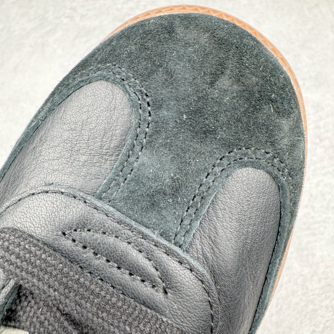 图片[12]-＃ZC总裁 JJJJound x AD Originals Samba Classic\\\”Studded Pack Black\\\”桑巴舞系列绅士德训足球风百搭低帮休闲运动板鞋 联名黑白 ID8707 好货不怕晚 原厂进口 \\\”Prime Asia\\\” 山羊皮（纹理自然）原厂台湾进口短绒猪巴革 全套原厂纸板冲刀加持 独家原档案私模RB橡胶大底 含胶量硬度原鞋一致 正确拉帮鞋垫背胶 原厂标裁支持鉴定 高密度丽新布中底 内置环保海玻璃鞋垫 全鞋电脑针车零偏差 产品品控稳定性领先行业 原厂港宝加持定型后跟R度完美 JJJJound x Originals联名鞋 作为合作企划里的金字招牌JJJJound 善于利用自己的极简美学挖掘品牌的全新风貌 本次 JJJJound 携手 Originals 选用大热鞋款 Samba 为蓝本 将鞋款的街头气质无痕转变为「静奢风」 鞋款肉眼可见的被赋予了难得的质感 黑白两色都采用了黄色优质皮革内衬以呼应生胶大底 取消了鞋舌的 Logo 转而采用压纹处理使得鞋款整体氛围更加静谧、奢华 同时为了彰显本次合作鞋款的身份 双方合作标识和 JJJJound Logo 被分别印在鞋口内侧和鞋垫上 尺码：36 36.5 37.5 38 38.5 39 40 40.5 41 42 42.5 43 44 44.5 45 46 46.5-选品中心