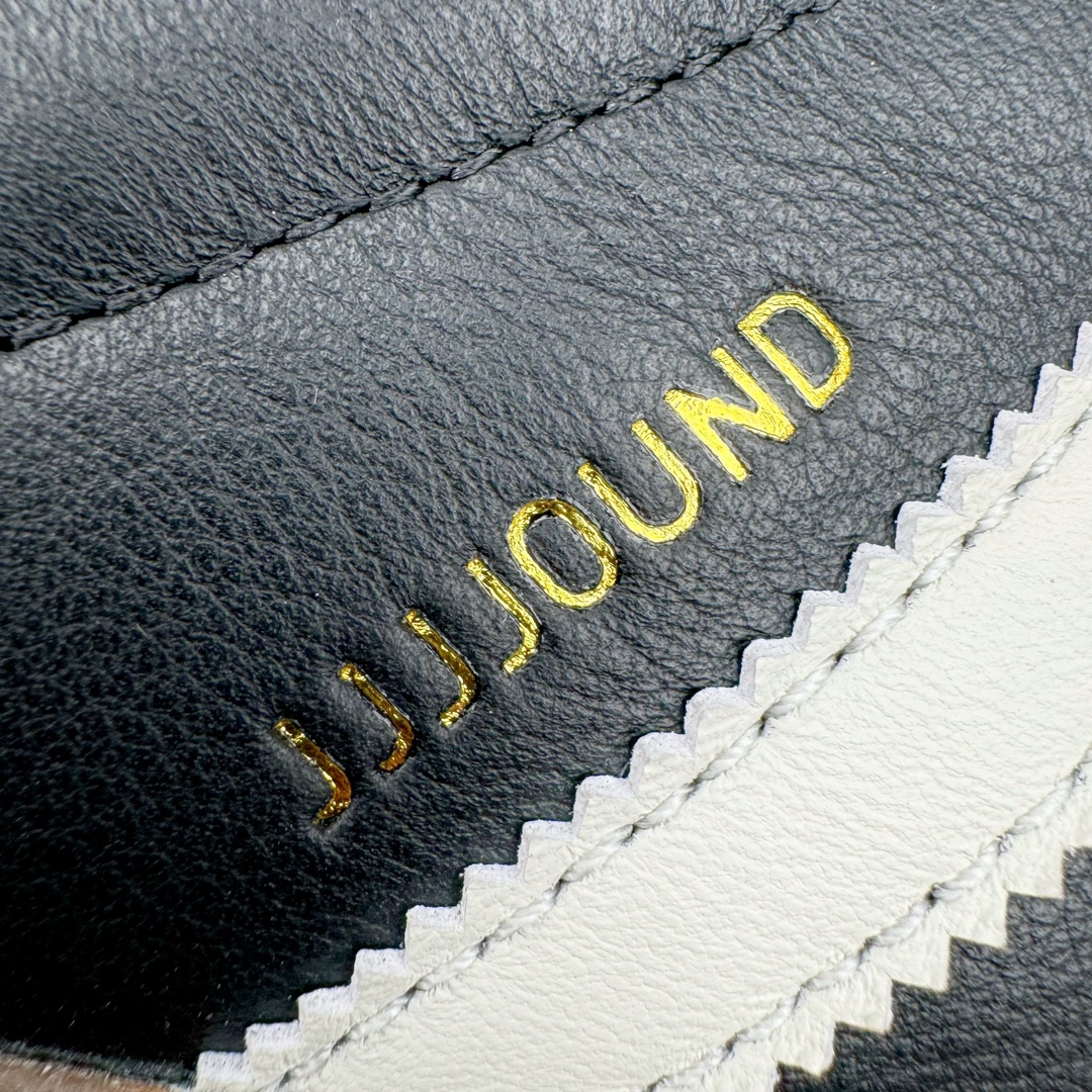 图片[13]-＃ZC总裁 JJJJound x AD Originals Samba Classic\\\”Studded Pack Black\\\”桑巴舞系列绅士德训足球风百搭低帮休闲运动板鞋 联名黑白 ID8707 好货不怕晚 原厂进口 \\\”Prime Asia\\\” 山羊皮（纹理自然）原厂台湾进口短绒猪巴革 全套原厂纸板冲刀加持 独家原档案私模RB橡胶大底 含胶量硬度原鞋一致 正确拉帮鞋垫背胶 原厂标裁支持鉴定 高密度丽新布中底 内置环保海玻璃鞋垫 全鞋电脑针车零偏差 产品品控稳定性领先行业 原厂港宝加持定型后跟R度完美 JJJJound x Originals联名鞋 作为合作企划里的金字招牌JJJJound 善于利用自己的极简美学挖掘品牌的全新风貌 本次 JJJJound 携手 Originals 选用大热鞋款 Samba 为蓝本 将鞋款的街头气质无痕转变为「静奢风」 鞋款肉眼可见的被赋予了难得的质感 黑白两色都采用了黄色优质皮革内衬以呼应生胶大底 取消了鞋舌的 Logo 转而采用压纹处理使得鞋款整体氛围更加静谧、奢华 同时为了彰显本次合作鞋款的身份 双方合作标识和 JJJJound Logo 被分别印在鞋口内侧和鞋垫上 尺码：36 36.5 37.5 38 38.5 39 40 40.5 41 42 42.5 43 44 44.5 45 46 46.5-选品中心