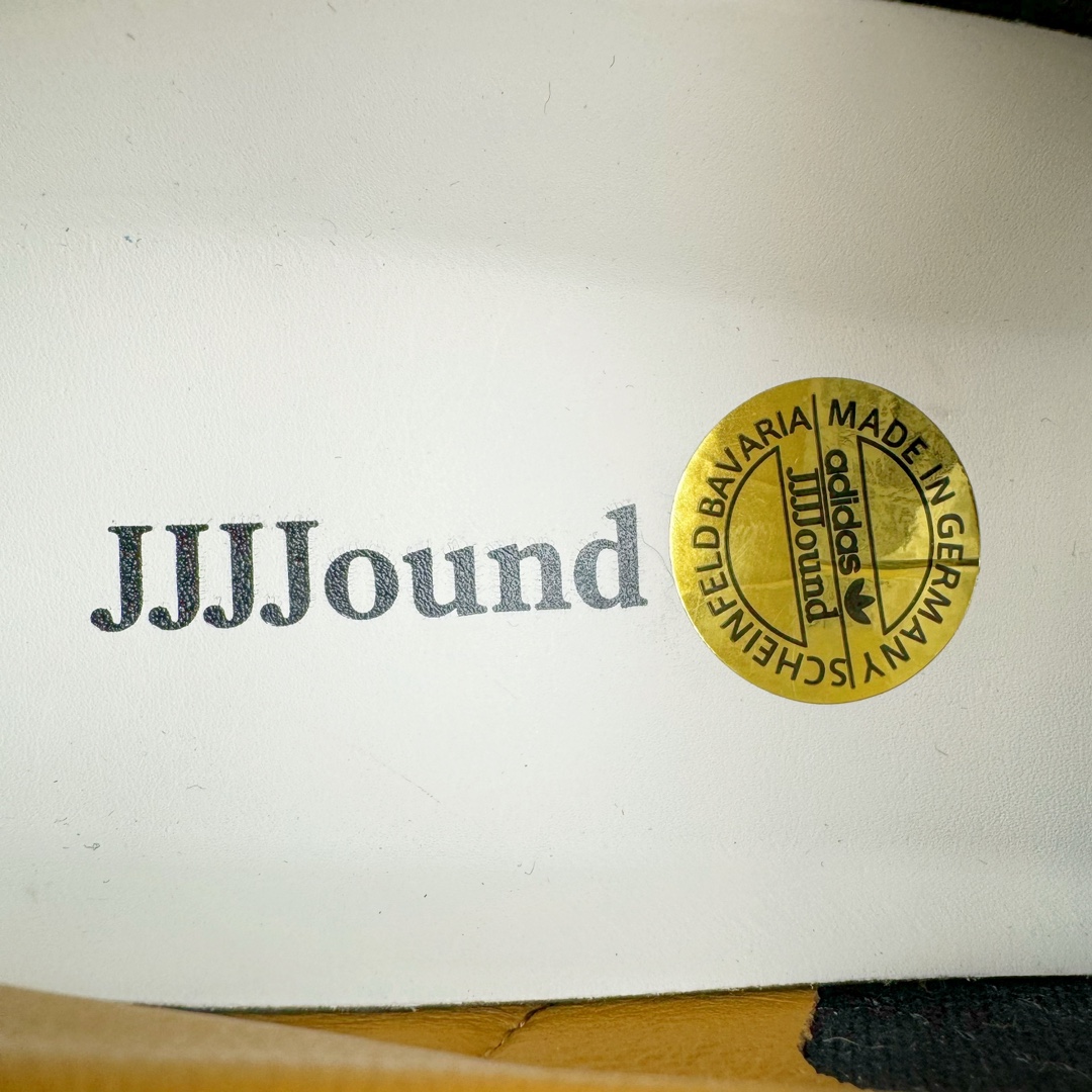 图片[20]-＃ZC总裁 JJJJound x AD Originals Samba Classic\\\”Studded Pack Black\\\”桑巴舞系列绅士德训足球风百搭低帮休闲运动板鞋 联名黑白 ID8707 好货不怕晚 原厂进口 \\\”Prime Asia\\\” 山羊皮（纹理自然）原厂台湾进口短绒猪巴革 全套原厂纸板冲刀加持 独家原档案私模RB橡胶大底 含胶量硬度原鞋一致 正确拉帮鞋垫背胶 原厂标裁支持鉴定 高密度丽新布中底 内置环保海玻璃鞋垫 全鞋电脑针车零偏差 产品品控稳定性领先行业 原厂港宝加持定型后跟R度完美 JJJJound x Originals联名鞋 作为合作企划里的金字招牌JJJJound 善于利用自己的极简美学挖掘品牌的全新风貌 本次 JJJJound 携手 Originals 选用大热鞋款 Samba 为蓝本 将鞋款的街头气质无痕转变为「静奢风」 鞋款肉眼可见的被赋予了难得的质感 黑白两色都采用了黄色优质皮革内衬以呼应生胶大底 取消了鞋舌的 Logo 转而采用压纹处理使得鞋款整体氛围更加静谧、奢华 同时为了彰显本次合作鞋款的身份 双方合作标识和 JJJJound Logo 被分别印在鞋口内侧和鞋垫上 尺码：36 36.5 37.5 38 38.5 39 40 40.5 41 42 42.5 43 44 44.5 45 46 46.5-选品中心