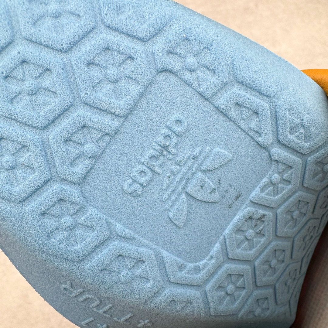 图片[22]-＃ZC总裁 JJJJound x AD Originals Samba Classic\\\”Studded Pack Black\\\”桑巴舞系列绅士德训足球风百搭低帮休闲运动板鞋 联名黑白 ID8707 好货不怕晚 原厂进口 \\\”Prime Asia\\\” 山羊皮（纹理自然）原厂台湾进口短绒猪巴革 全套原厂纸板冲刀加持 独家原档案私模RB橡胶大底 含胶量硬度原鞋一致 正确拉帮鞋垫背胶 原厂标裁支持鉴定 高密度丽新布中底 内置环保海玻璃鞋垫 全鞋电脑针车零偏差 产品品控稳定性领先行业 原厂港宝加持定型后跟R度完美 JJJJound x Originals联名鞋 作为合作企划里的金字招牌JJJJound 善于利用自己的极简美学挖掘品牌的全新风貌 本次 JJJJound 携手 Originals 选用大热鞋款 Samba 为蓝本 将鞋款的街头气质无痕转变为「静奢风」 鞋款肉眼可见的被赋予了难得的质感 黑白两色都采用了黄色优质皮革内衬以呼应生胶大底 取消了鞋舌的 Logo 转而采用压纹处理使得鞋款整体氛围更加静谧、奢华 同时为了彰显本次合作鞋款的身份 双方合作标识和 JJJJound Logo 被分别印在鞋口内侧和鞋垫上 尺码：36 36.5 37.5 38 38.5 39 40 40.5 41 42 42.5 43 44 44.5 45 46 46.5-选品中心