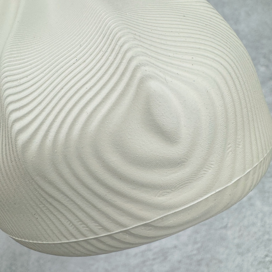 图片[11]-＃LJ渠道版 AD adiFOM Superstar MULE 贝壳头版一脚蹬半拖鸭掌鞋半拖 灰绿 IE0757 重金购入原鞋及原档案磨具生产指令开发 鞋头部位凹凸有致 横向大面积波浪纹理 后跟Logo 凹凸明显 轮廓分明 描漆定位精准 公整无偏差不溢出 LOGO内侧钢印清晰工整 原厂磨具全鞋无多余毛边 同源公司EVA粒子环保塑料 原厂指令配方 无任何异味 弹性卡色均保持原鞋一致 匠心打造 鞋口弧度大小 鞋面色泽质感同步原鞋 LOGO内侧钢印清晰工整 中底部分带原厂钢印编号 原厂Ortholite欧斯莱鞋垫 区别掉渣海玻璃鞋垫 吸汗防臭的效果无法相提并论 原厂定制原标 同比ZP 符合人体设计 产品基于标志性 Superstar 鞋款轮廓的同时 利用可再生的甘蔗加工物材料制成一体式泡沫鞋身 无鞋带设计更加方便穿脱 点睛之笔在于标志性的三道杠出现在鞋子的两侧 鞋跟贴片上饰有品牌标志性的三叶草压花 偏小一码 尺码：35.5 36 36.5 37 38 38.5 39 40 40.5 41 42 42.5 43 44 44.5 45 46-选品中心