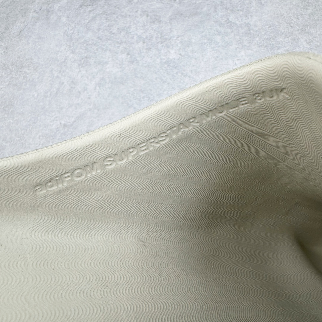 图片[12]-＃LJ渠道版 AD adiFOM Superstar MULE 贝壳头版一脚蹬半拖鸭掌鞋半拖 灰绿 IE0757 重金购入原鞋及原档案磨具生产指令开发 鞋头部位凹凸有致 横向大面积波浪纹理 后跟Logo 凹凸明显 轮廓分明 描漆定位精准 公整无偏差不溢出 LOGO内侧钢印清晰工整 原厂磨具全鞋无多余毛边 同源公司EVA粒子环保塑料 原厂指令配方 无任何异味 弹性卡色均保持原鞋一致 匠心打造 鞋口弧度大小 鞋面色泽质感同步原鞋 LOGO内侧钢印清晰工整 中底部分带原厂钢印编号 原厂Ortholite欧斯莱鞋垫 区别掉渣海玻璃鞋垫 吸汗防臭的效果无法相提并论 原厂定制原标 同比ZP 符合人体设计 产品基于标志性 Superstar 鞋款轮廓的同时 利用可再生的甘蔗加工物材料制成一体式泡沫鞋身 无鞋带设计更加方便穿脱 点睛之笔在于标志性的三道杠出现在鞋子的两侧 鞋跟贴片上饰有品牌标志性的三叶草压花 偏小一码 尺码：35.5 36 36.5 37 38 38.5 39 40 40.5 41 42 42.5 43 44 44.5 45 46-选品中心