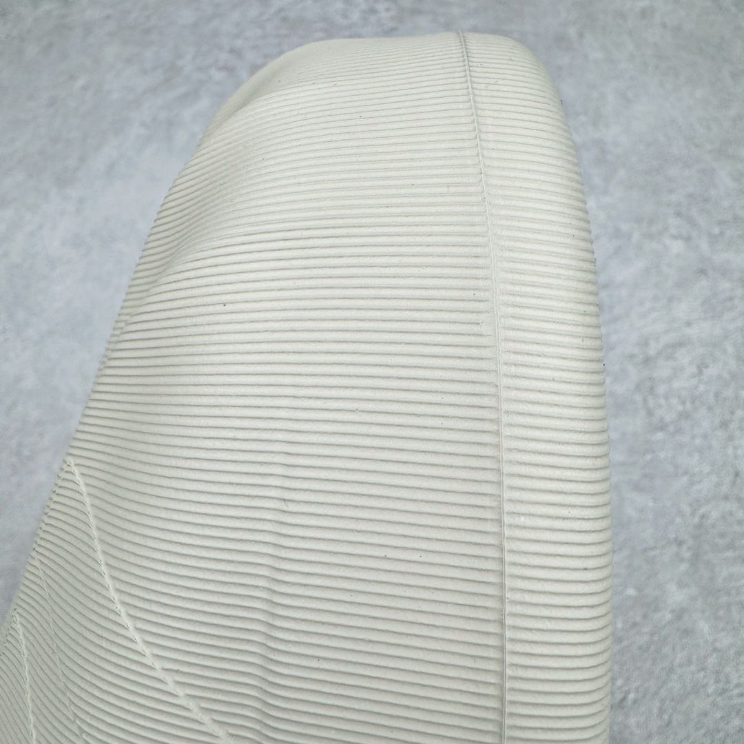 图片[10]-＃LJ渠道版 AD adiFOM Superstar MULE 贝壳头版一脚蹬半拖鸭掌鞋半拖 灰绿 IE0757 重金购入原鞋及原档案磨具生产指令开发 鞋头部位凹凸有致 横向大面积波浪纹理 后跟Logo 凹凸明显 轮廓分明 描漆定位精准 公整无偏差不溢出 LOGO内侧钢印清晰工整 原厂磨具全鞋无多余毛边 同源公司EVA粒子环保塑料 原厂指令配方 无任何异味 弹性卡色均保持原鞋一致 匠心打造 鞋口弧度大小 鞋面色泽质感同步原鞋 LOGO内侧钢印清晰工整 中底部分带原厂钢印编号 原厂Ortholite欧斯莱鞋垫 区别掉渣海玻璃鞋垫 吸汗防臭的效果无法相提并论 原厂定制原标 同比ZP 符合人体设计 产品基于标志性 Superstar 鞋款轮廓的同时 利用可再生的甘蔗加工物材料制成一体式泡沫鞋身 无鞋带设计更加方便穿脱 点睛之笔在于标志性的三道杠出现在鞋子的两侧 鞋跟贴片上饰有品牌标志性的三叶草压花 偏小一码 尺码：35.5 36 36.5 37 38 38.5 39 40 40.5 41 42 42.5 43 44 44.5 45 46-选品中心