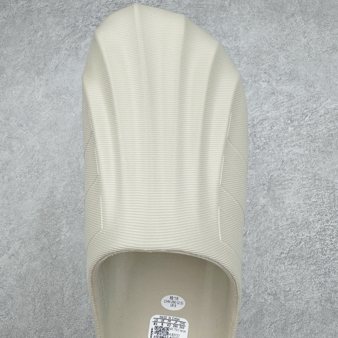 图片[4]-＃LJ渠道版 AD adiFOM Superstar MULE 贝壳头版一脚蹬半拖鸭掌鞋半拖 灰绿 IE0757 重金购入原鞋及原档案磨具生产指令开发 鞋头部位凹凸有致 横向大面积波浪纹理 后跟Logo 凹凸明显 轮廓分明 描漆定位精准 公整无偏差不溢出 LOGO内侧钢印清晰工整 原厂磨具全鞋无多余毛边 同源公司EVA粒子环保塑料 原厂指令配方 无任何异味 弹性卡色均保持原鞋一致 匠心打造 鞋口弧度大小 鞋面色泽质感同步原鞋 LOGO内侧钢印清晰工整 中底部分带原厂钢印编号 原厂Ortholite欧斯莱鞋垫 区别掉渣海玻璃鞋垫 吸汗防臭的效果无法相提并论 原厂定制原标 同比ZP 符合人体设计 产品基于标志性 Superstar 鞋款轮廓的同时 利用可再生的甘蔗加工物材料制成一体式泡沫鞋身 无鞋带设计更加方便穿脱 点睛之笔在于标志性的三道杠出现在鞋子的两侧 鞋跟贴片上饰有品牌标志性的三叶草压花 偏小一码 尺码：35.5 36 36.5 37 38 38.5 39 40 40.5 41 42 42.5 43 44 44.5 45 46-选品中心